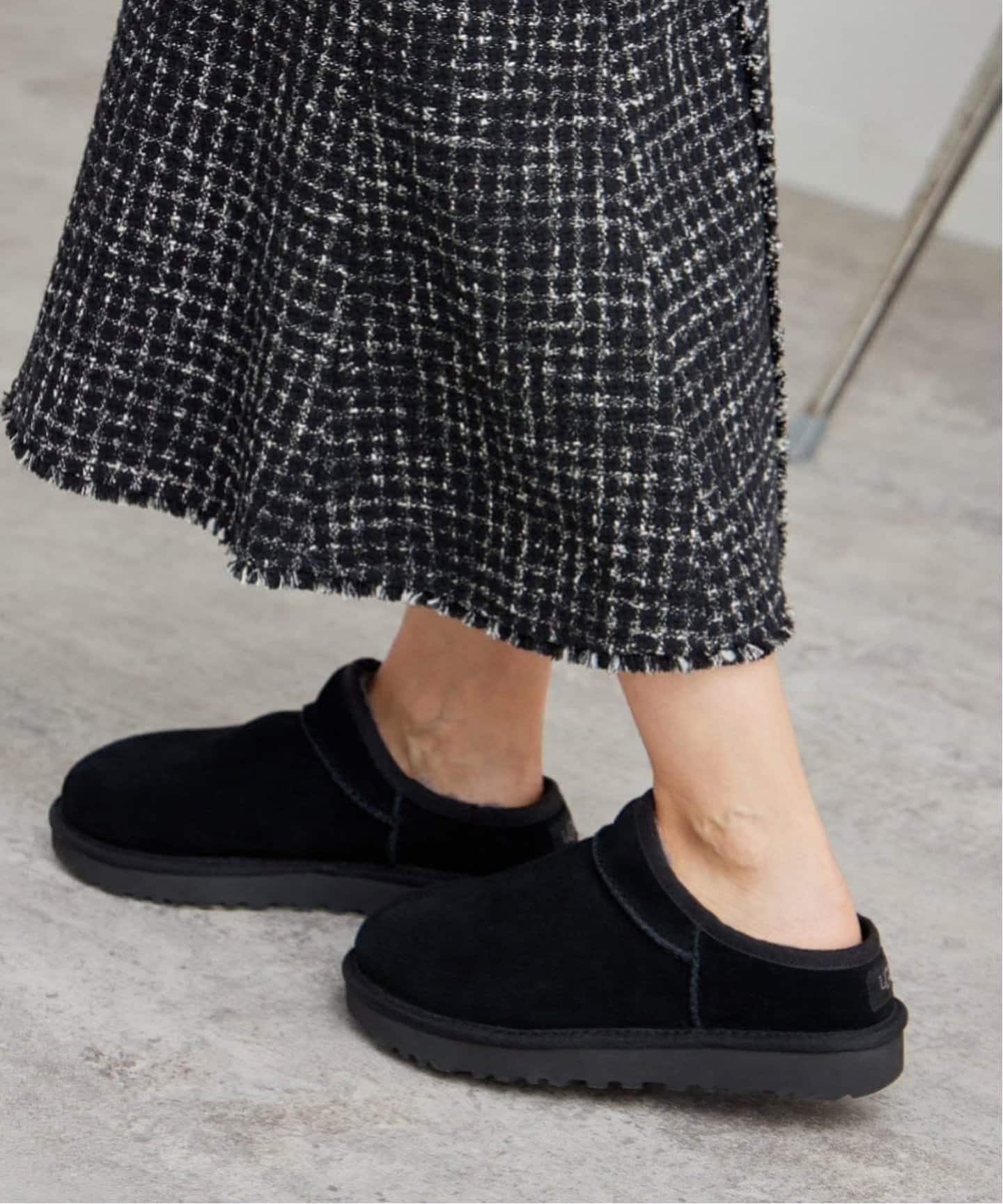 セール！UGG クラシックスリッパ　フレームワーク　25cm ブラック ≪追加≫UGG CLASSIC SLIPPER（その他シューズ）｜FRAMeWORK