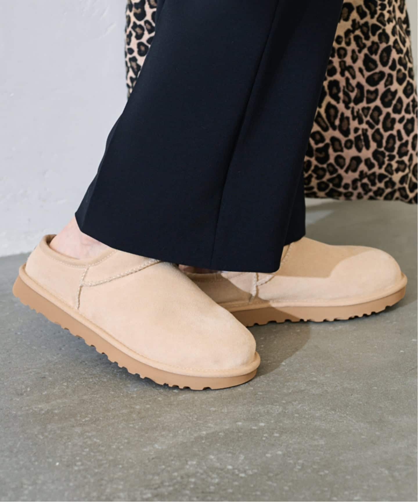 【モモタリアン】【美品】UGGクラシックスリッパ　フレームワーク　23cm 9/7迄の出品】UGG クラシックスリッパ フレームワーク ブラック