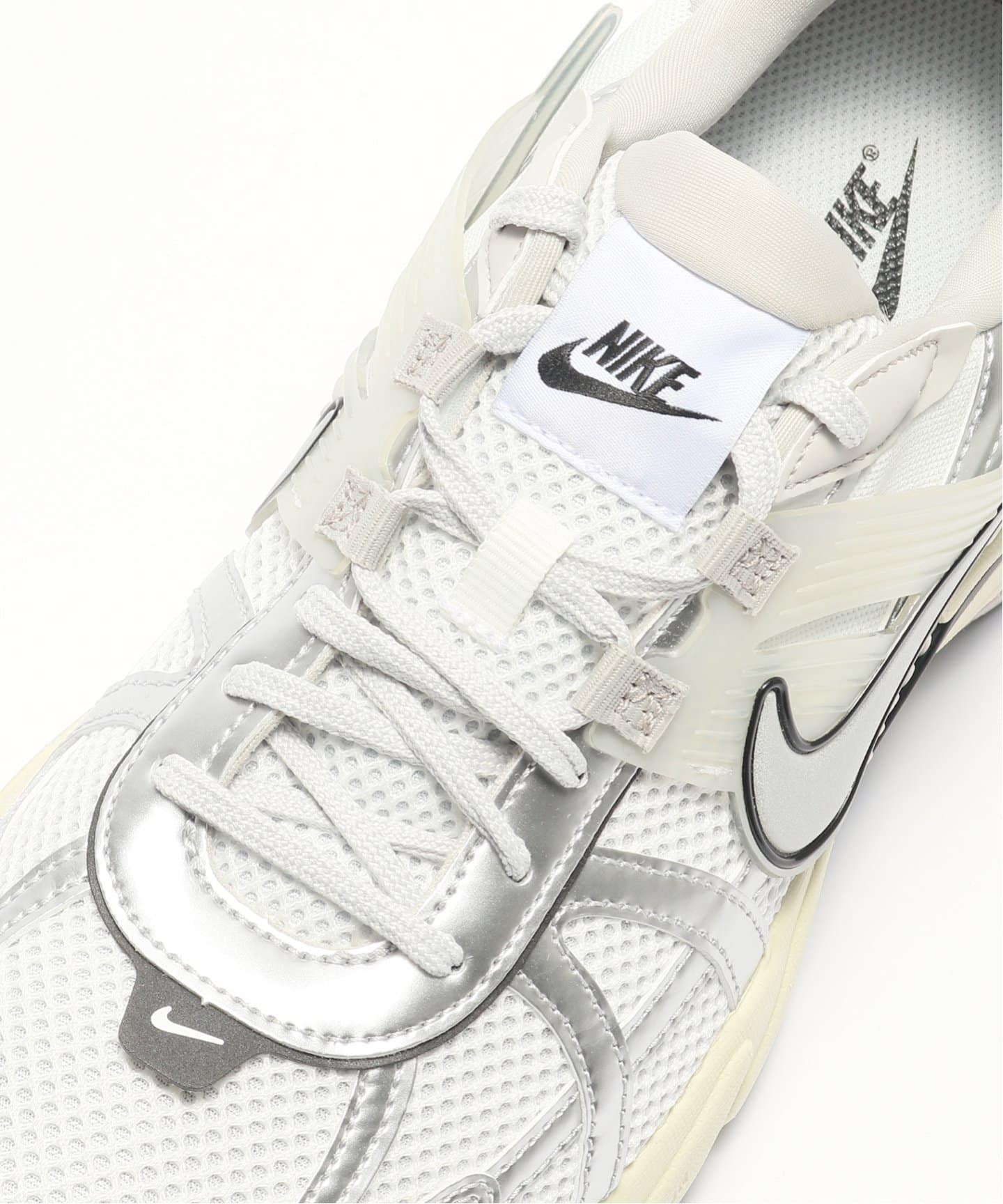 NIKE (ナイキ) V2K RUN HJ4497-100（スニーカー）｜EDIFICE