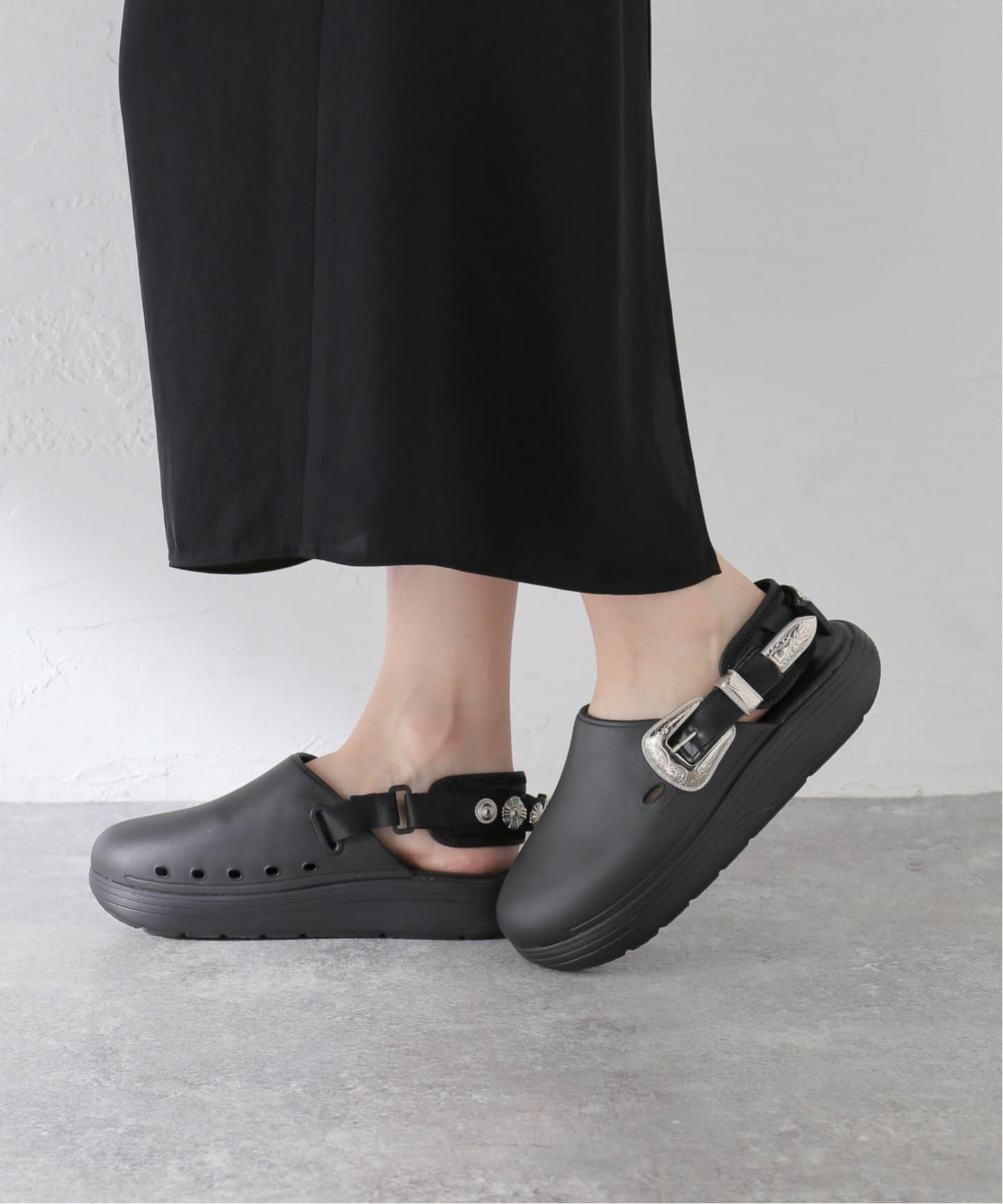 上品コーデはコレで安心！ TOGA*SUICOKE/トーガ × スイコック】CAPPO SP：サンダル 靴