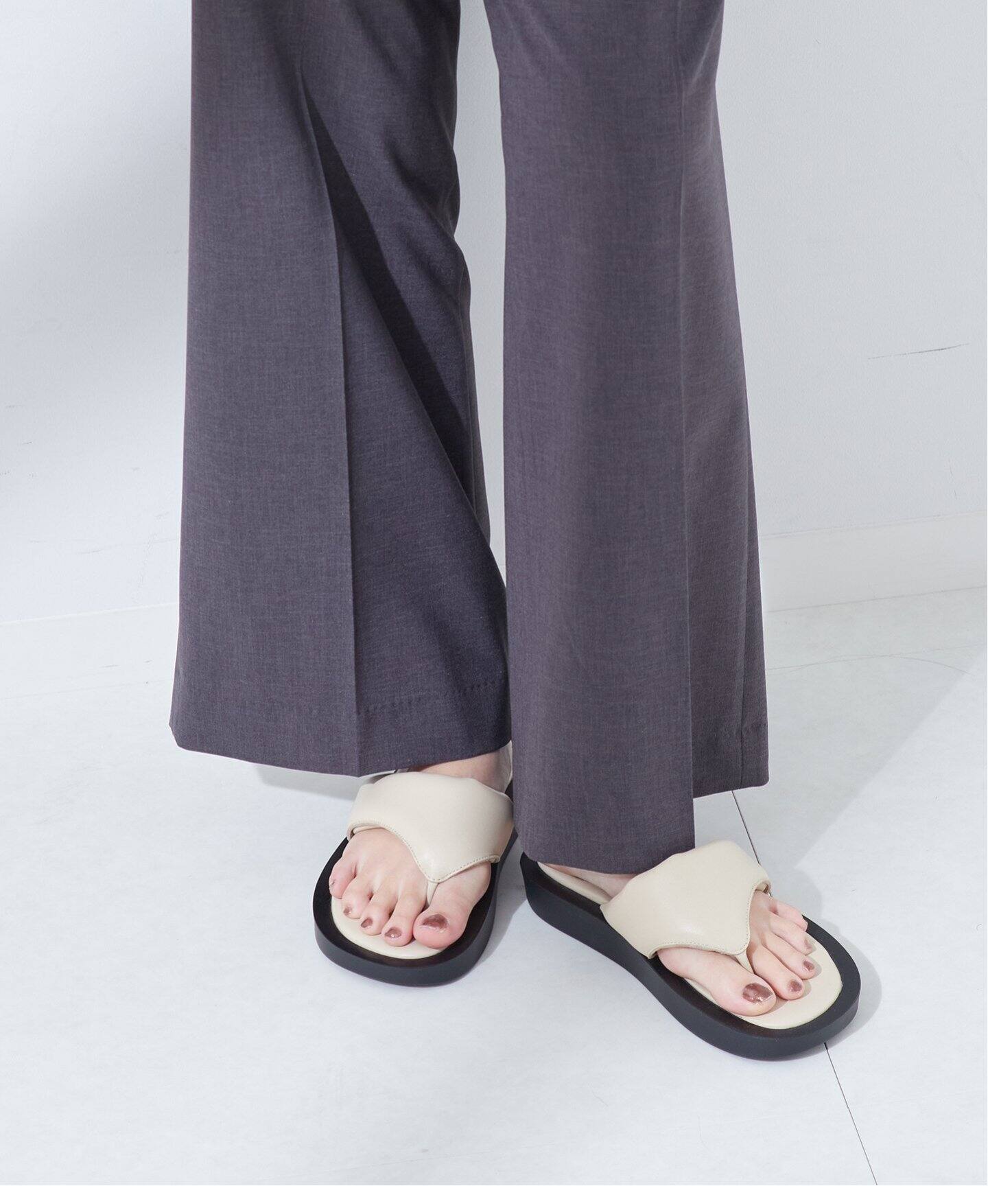 予約》【CAMINANDO/カミナンド】PADDED THONG SANDALS：サンダル  