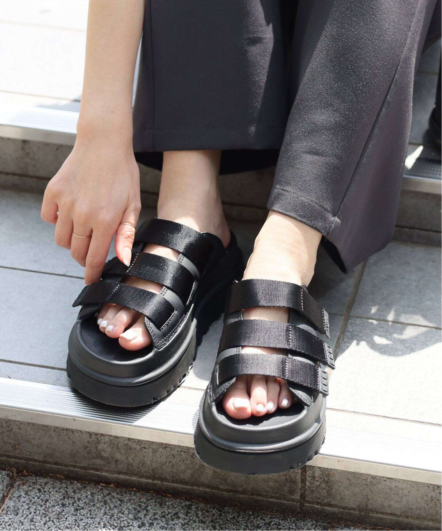 予約》【UGG/アグ】W GOLDENGLOW SLIDE：サンダル（サンダル  