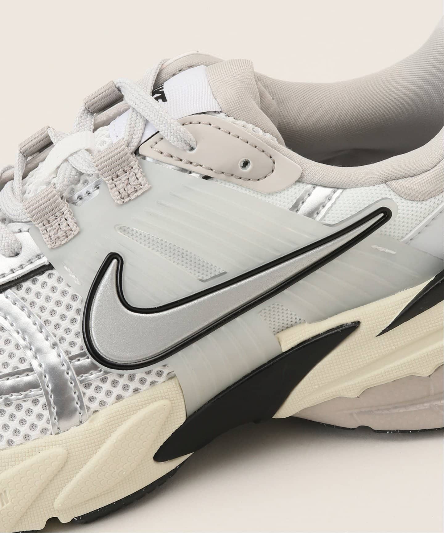 ドゥーズイエムクラス取扱　NIKE V2K run スニーカー　24.0 NIKE】W V2K RUN（スニーカー）｜NIKE（ナイキ）｜ファッション