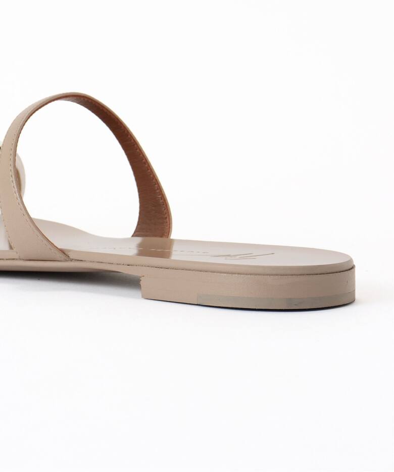 GIUSEPPE ZANOTTI/ジュゼッペ ザノッティ】 SILVER PLATE FLAT SANDAL 