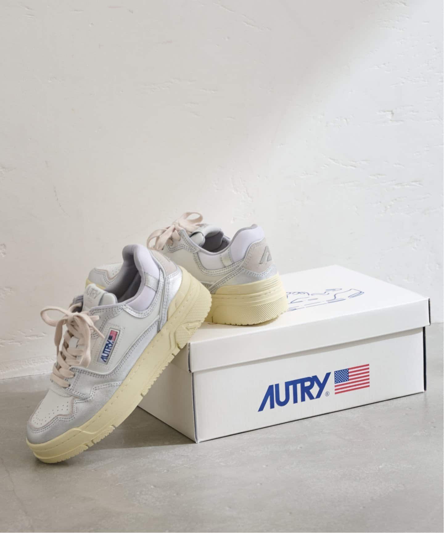 AUTRY 25SS CLCスニーカー ROLMMC Autry Clc Low Sneakers In White Leather And Silver Blue Suede