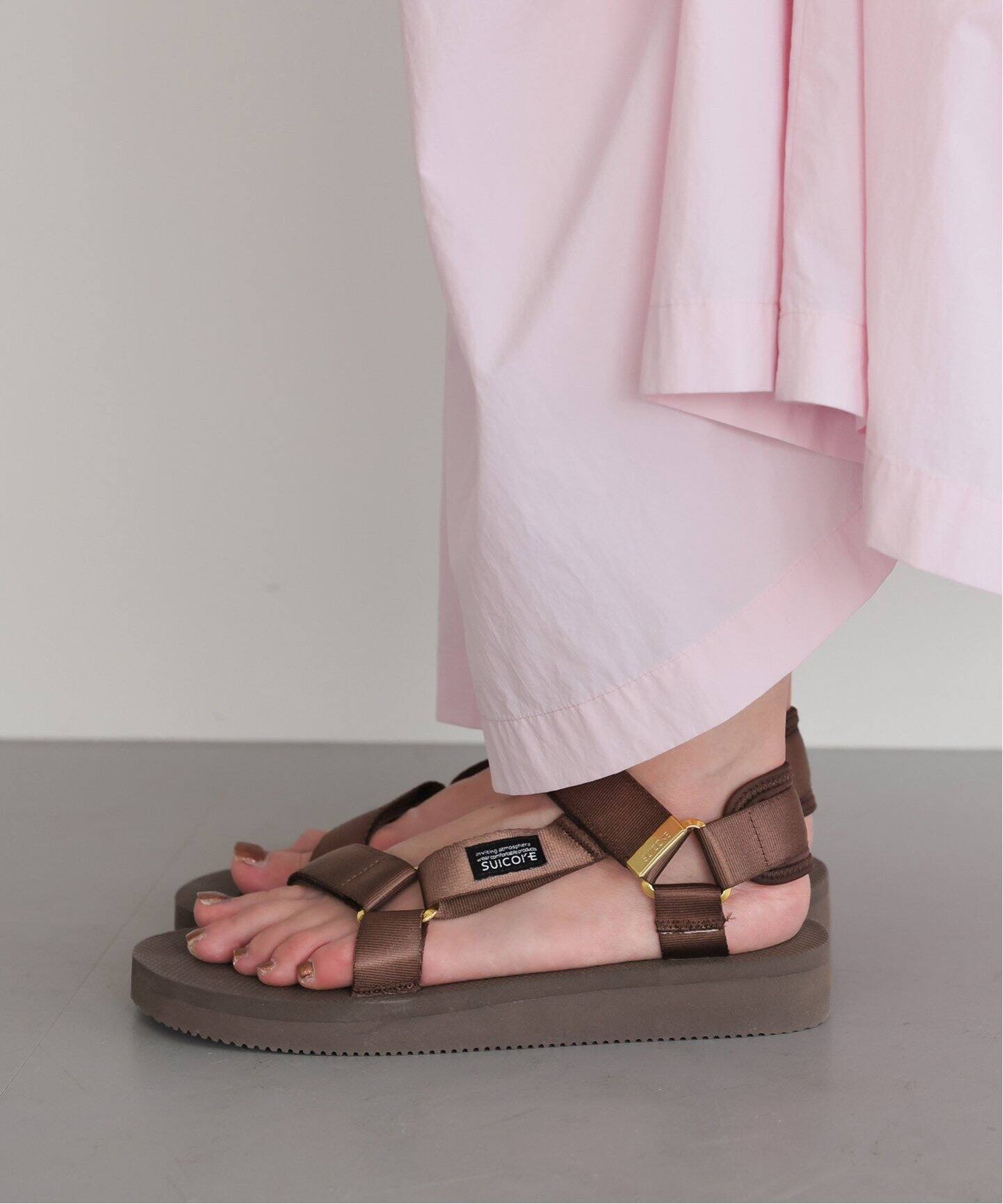 予約》SUICOKE/スイコック SLOBE別注 サンダル OG-022Cab（サンダル  