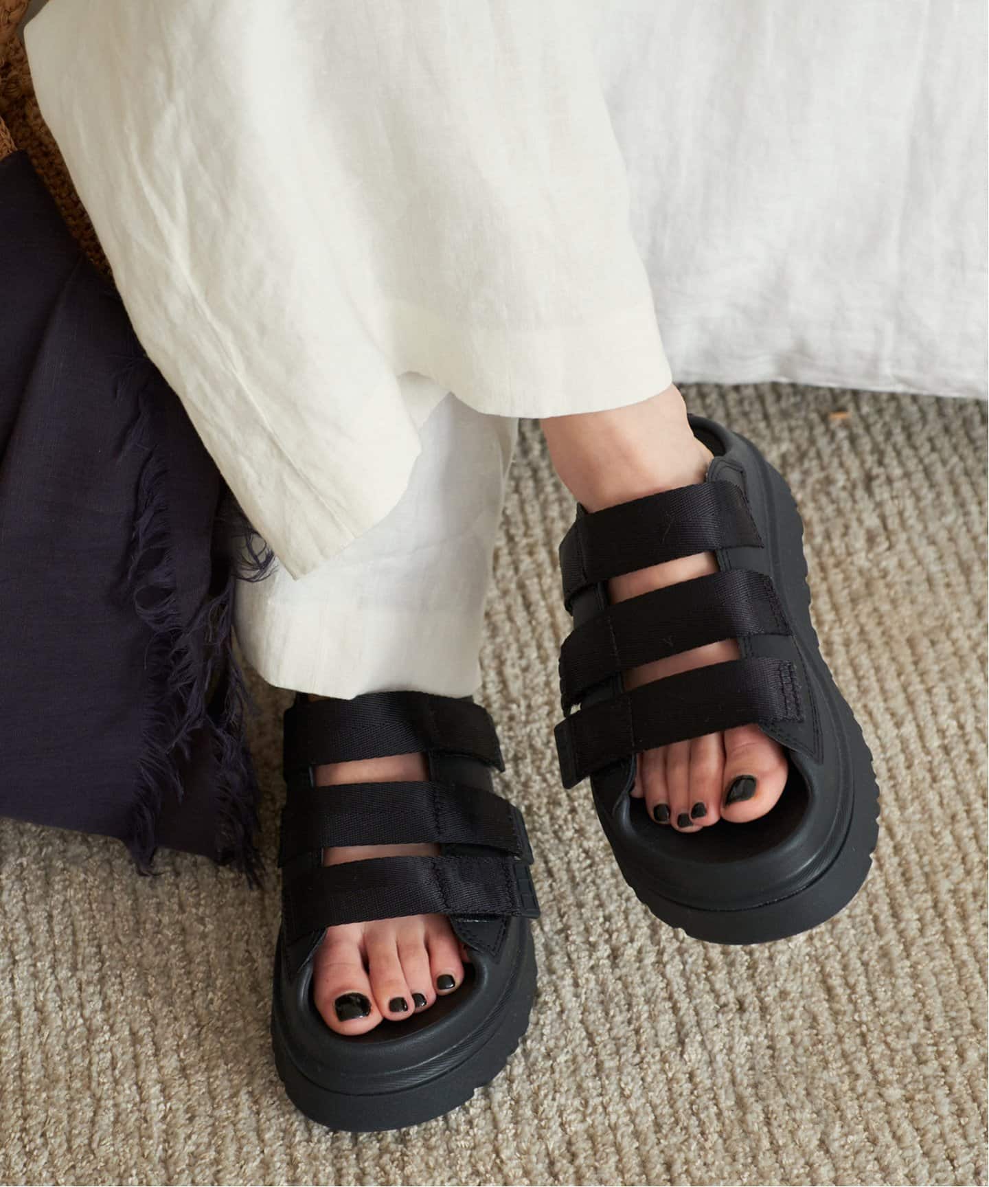 UGG 蛍光イエロー ゼブラ柄サンダル UGG 蛍光イエロー ゼブラ柄サンダル UGG ファーサンダル ピンク