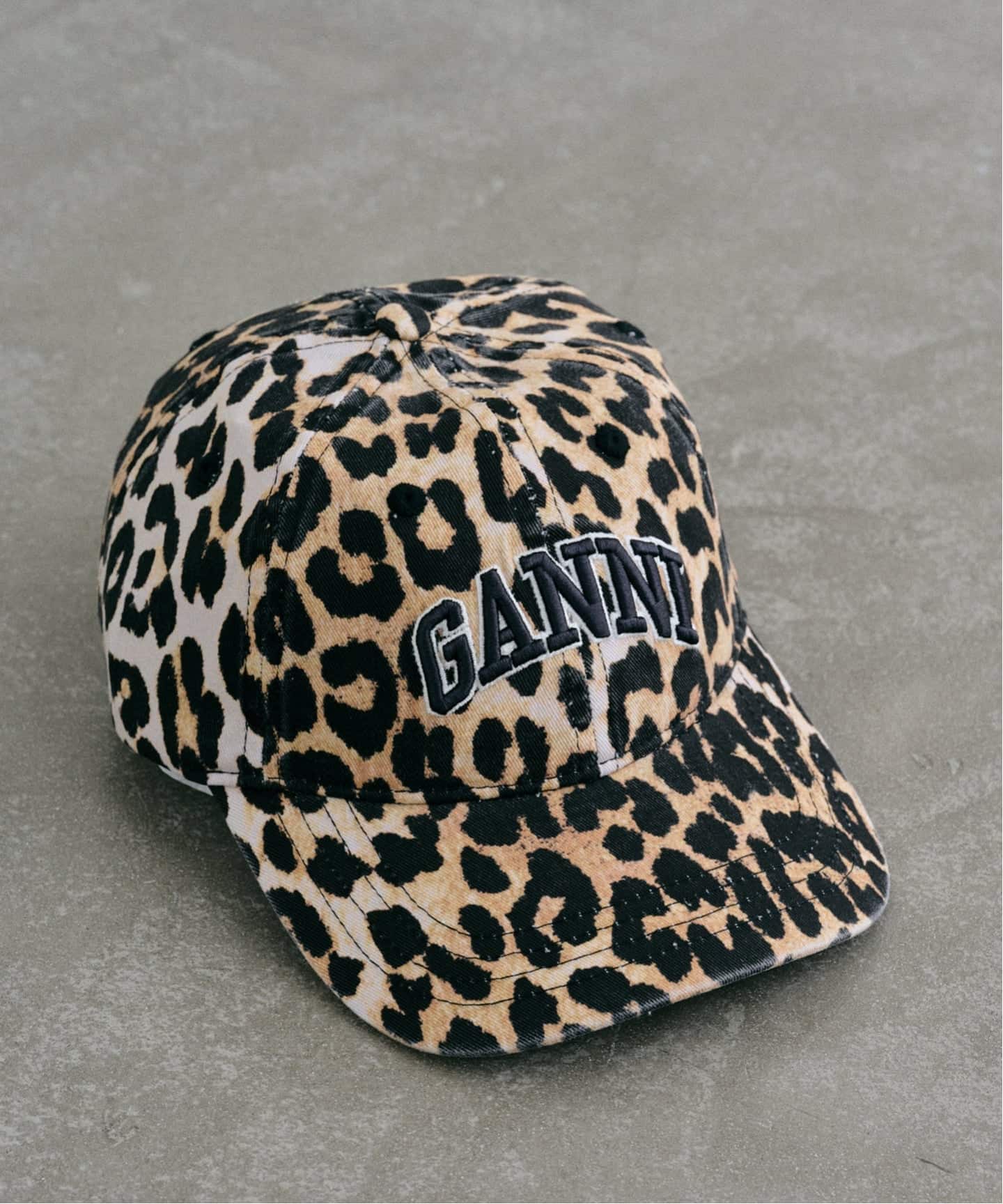GANNI/ガニー Washed Cotton Canvas Leo Emb（キャップ）｜U by