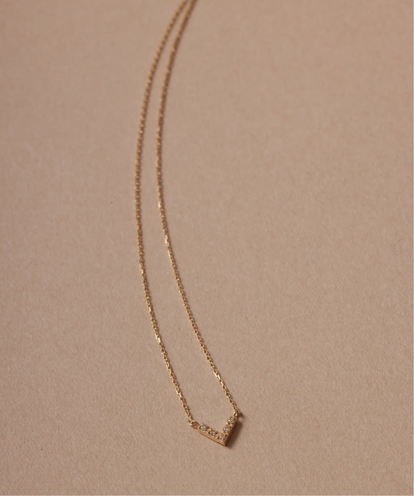 【新品・未使用】Lilas｜スリムダイヤラインネックレス K10 WEB限定》カーブライン1粒ダイヤネックレス K10（ネックレス