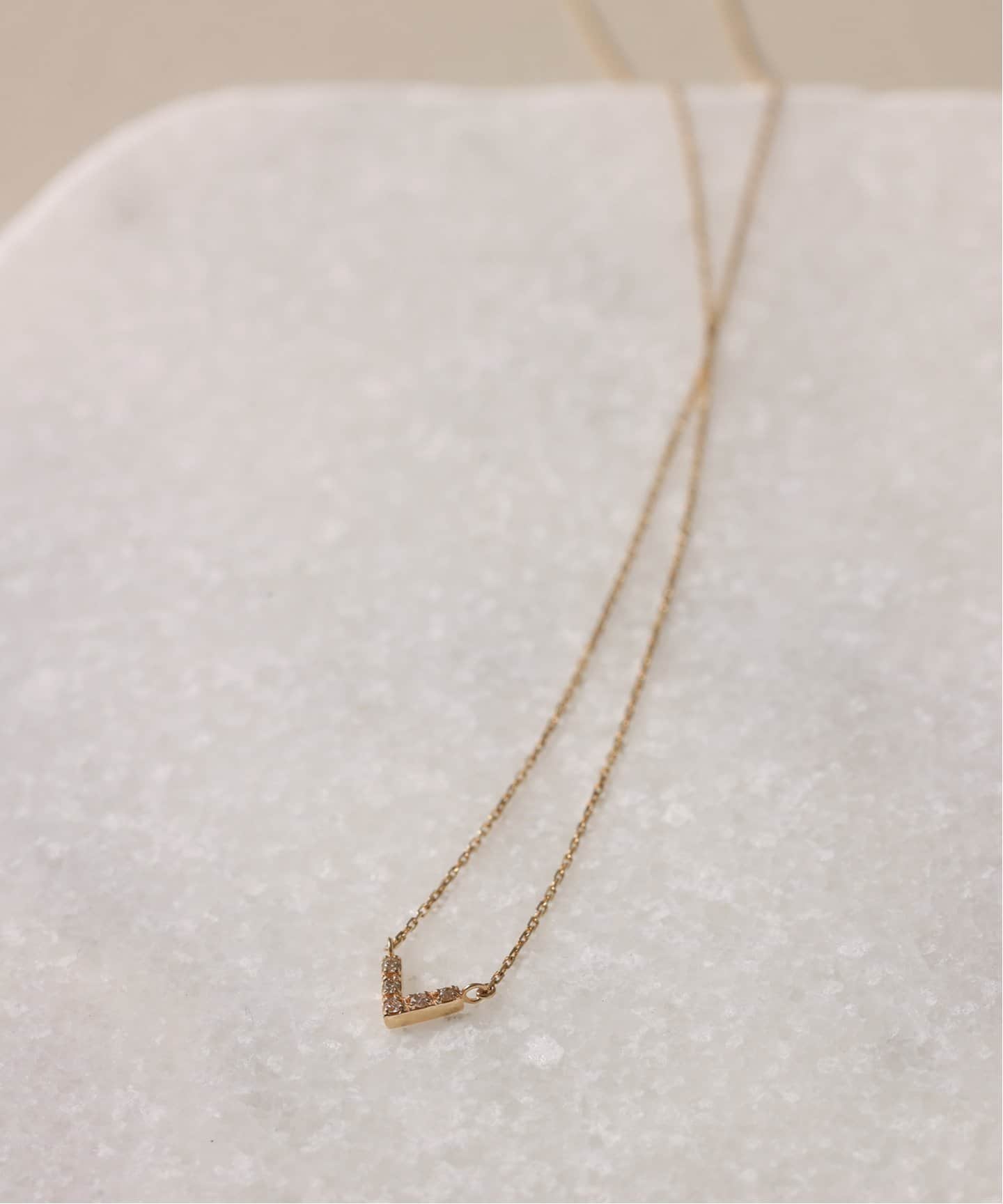 【新品・未使用】Lilas｜スリムダイヤラインネックレス K10 Vラインダイヤネックレス K10（ネックレス）｜Lilas（リラ）の