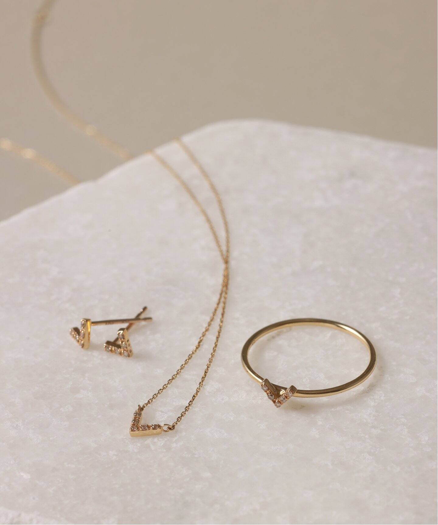 【新品・未使用】Lilas｜スリムダイヤラインネックレス K10 WEB限定》カーブライン1粒ダイヤネックレス K10（ネックレス