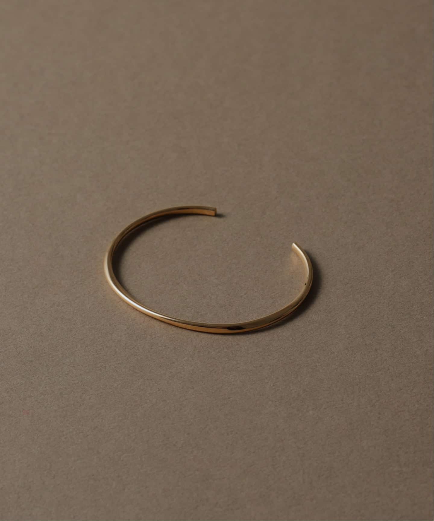 2.5パイプC型バングル K10（ブレスレット・バングル）｜Lilas（リラ