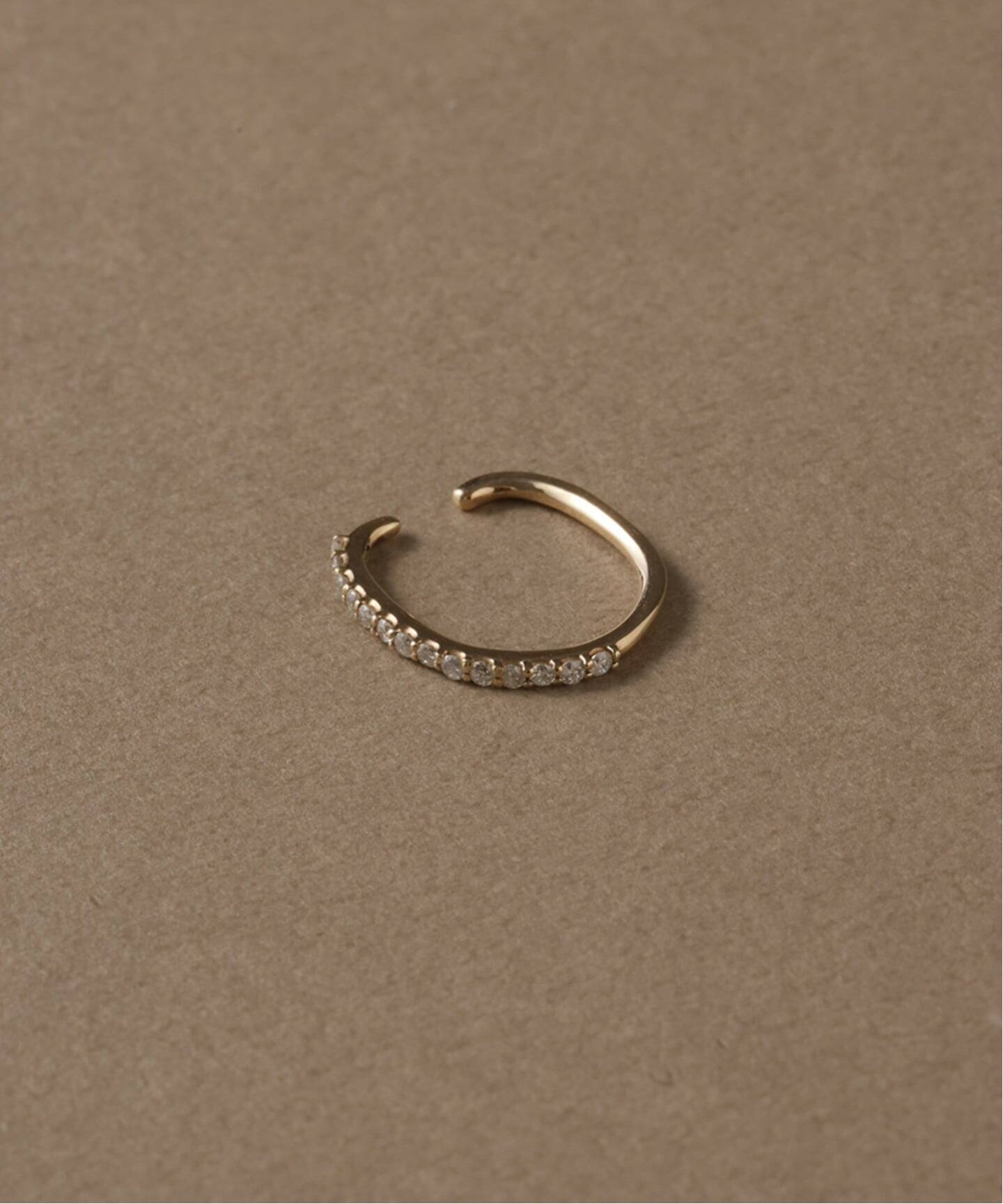 ■lilas■ リラ　オーバルダイヤエタニティーイヤーカフK10 オーバルダイヤエタニティーイヤーカフ K10（片耳）（イヤーカフ