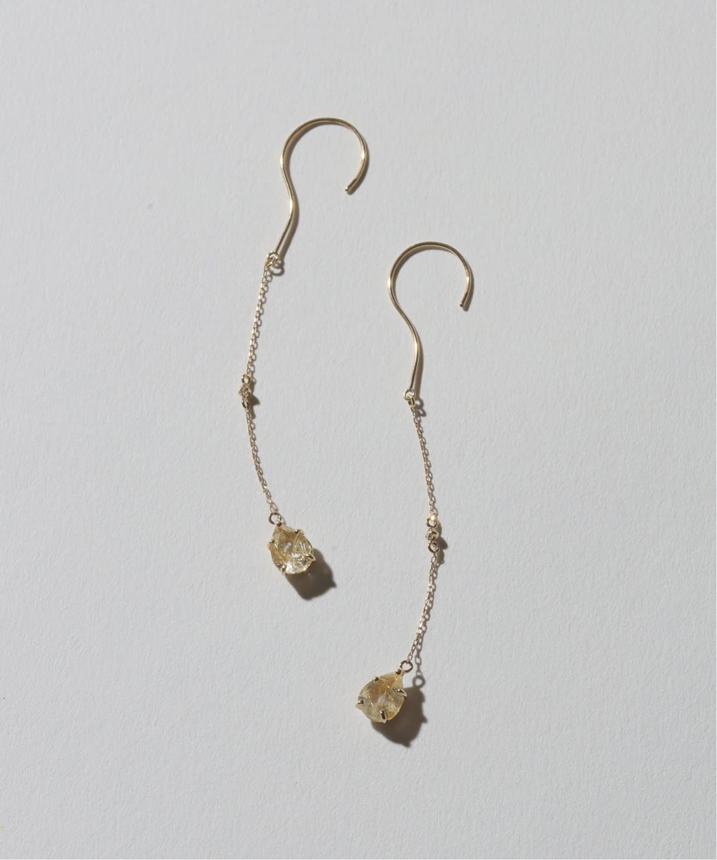 【kazu】美品 Lilas オニキスティアドロップピアス K10YG ティアドロップルチルピアス K10（両耳）（ピアス（両耳用