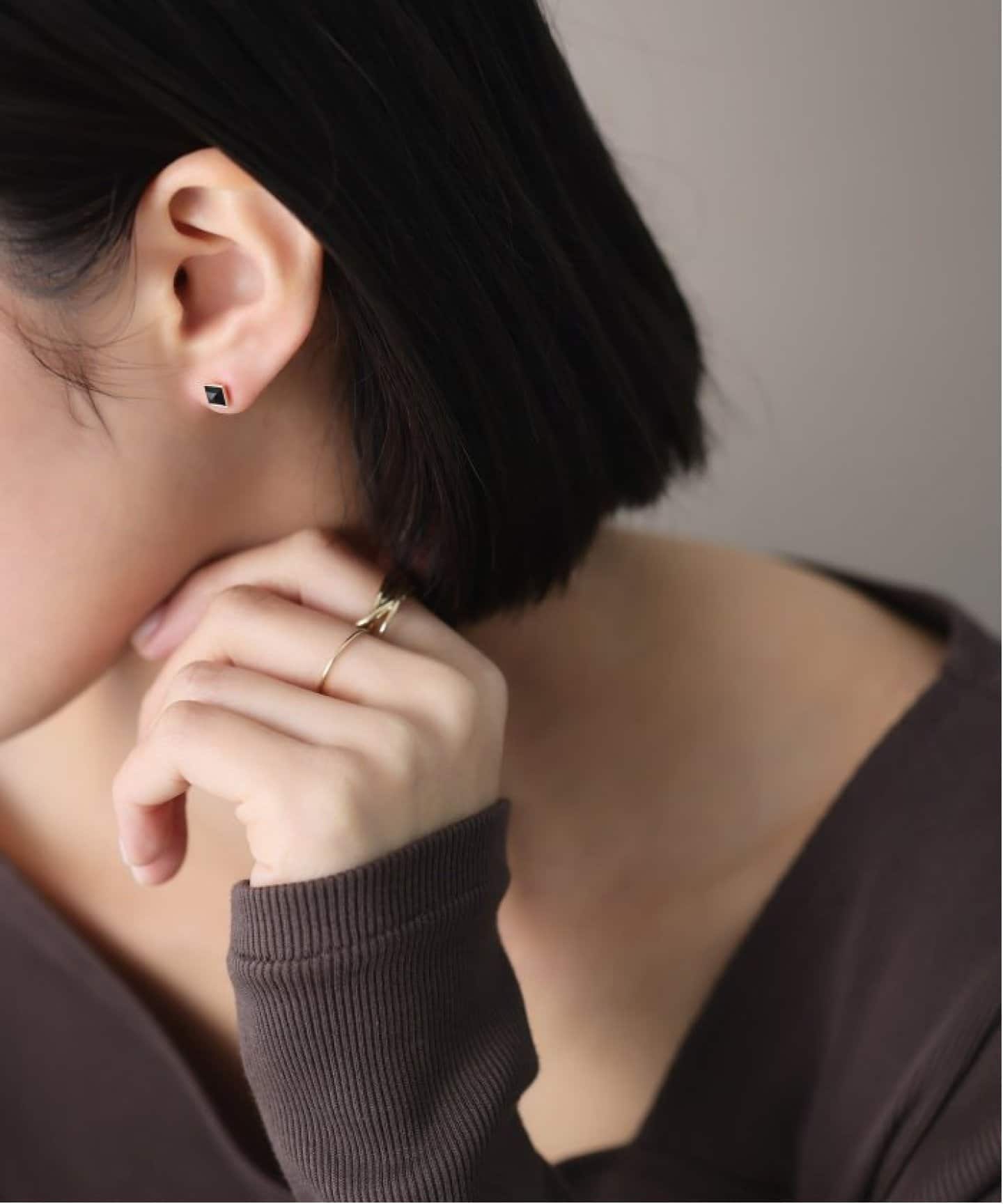 【kazu】美品 Lilas オニキスティアドロップピアス K10YG オニキスピラミッドモチーフ4mmピアス K10（両耳）（ピアス（両