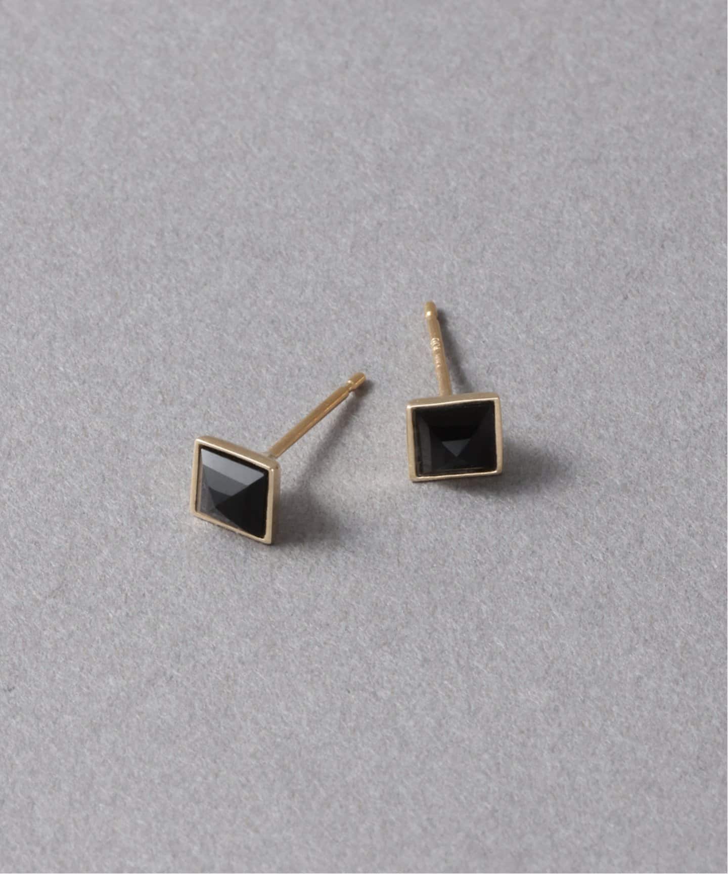 予約》オニキスピラミッドモチーフ4mmピアス K10（両耳