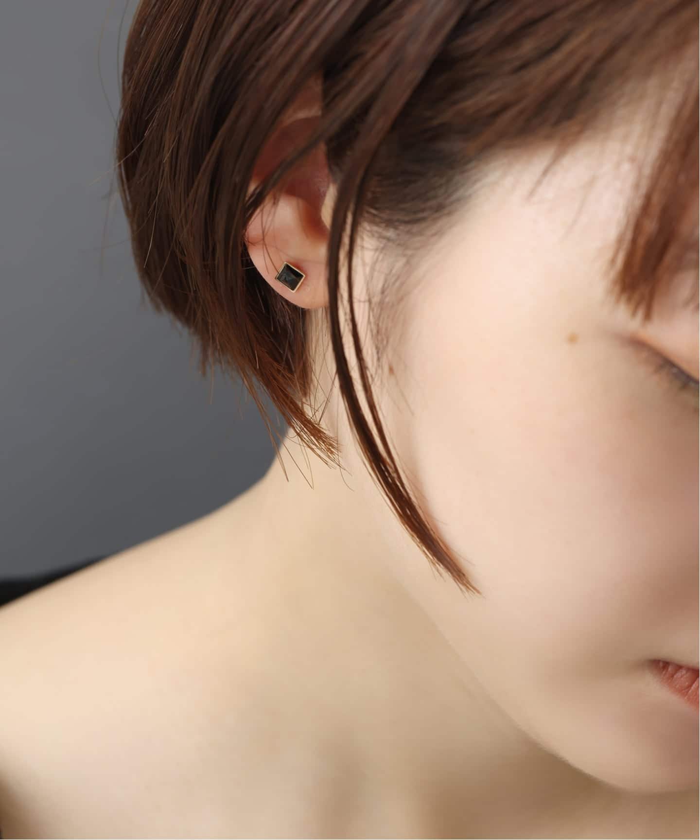 オニキスピラミッドモチーフ4mmピアス K10（両耳）（ピアス（両耳用