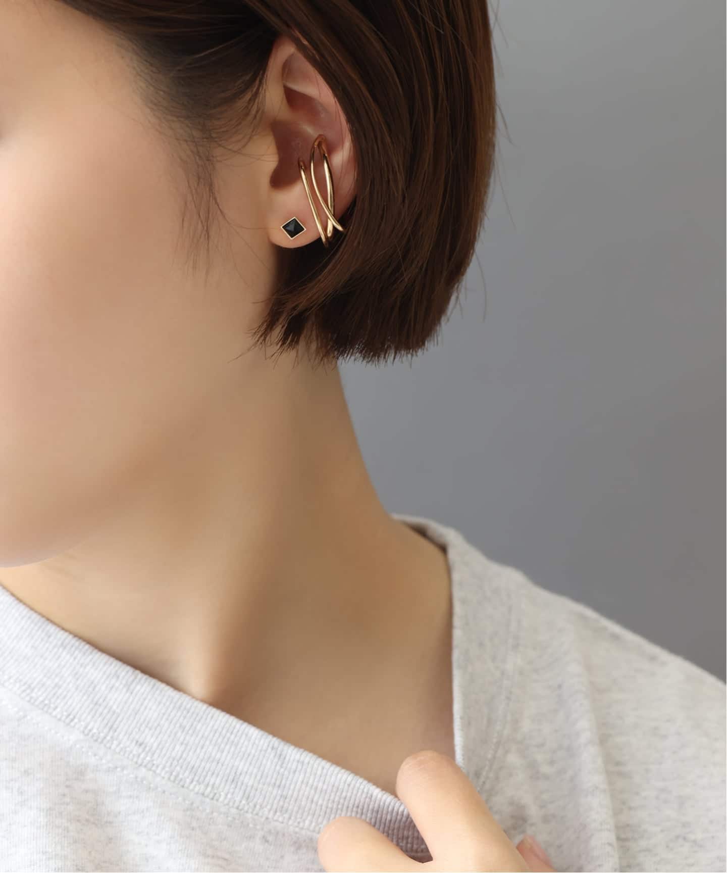 lilas オニキスピラミッドモチーフ4mmピアス K10（両耳） オニキスピラミッドモチーフ4mmピアス K10（両耳）（ピアス（両耳用