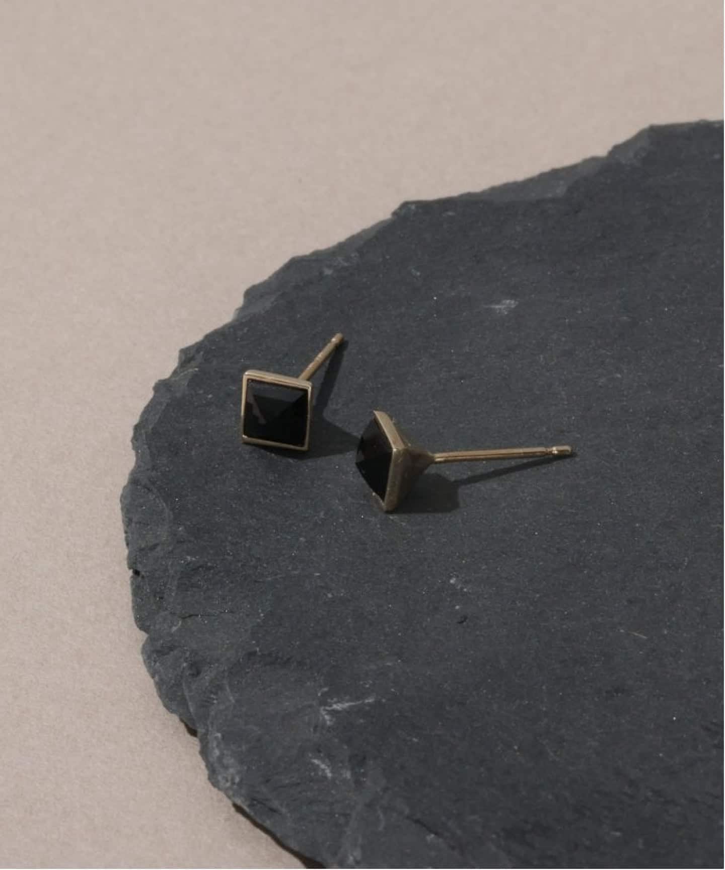 オニキスピラミッドモチーフ4mmピアス K10（両耳）（ピアス（両耳用