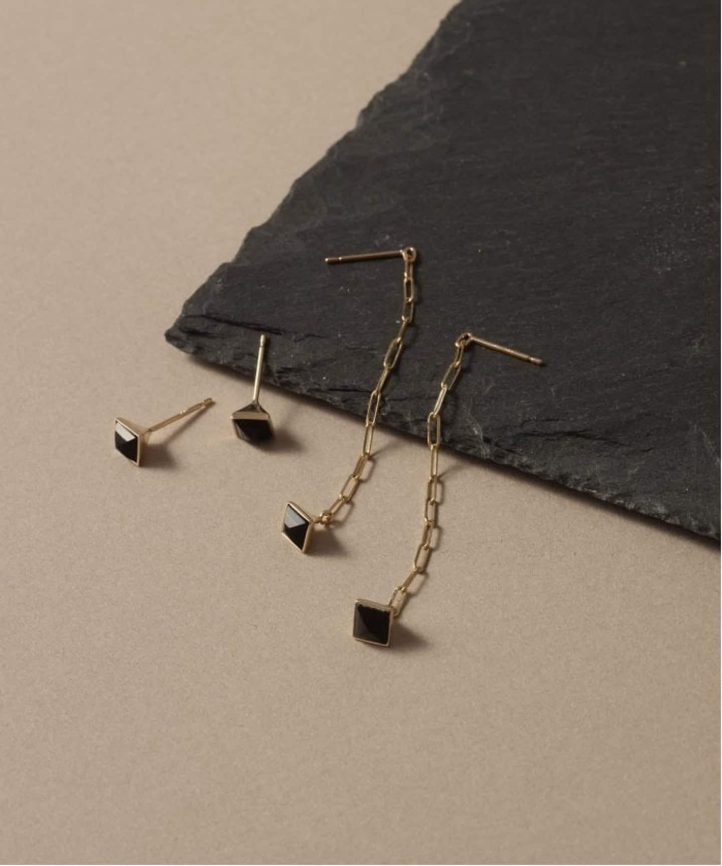 オニキスピラミッドモチーフ4mmピアス K10（両耳）（ピアス（両耳用