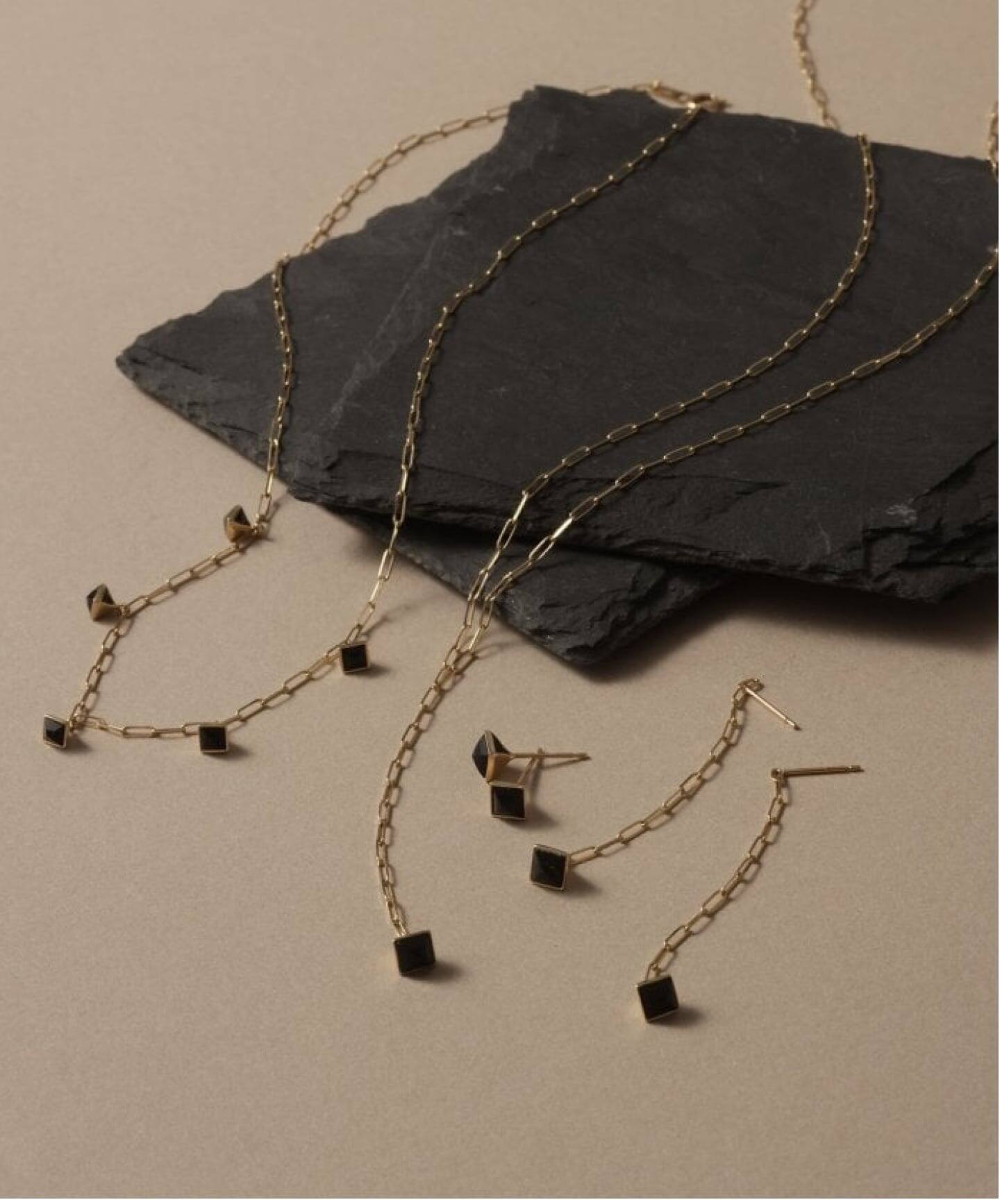 オニキスピラミッドモチーフ4mmピアス K10（両耳）（ピアス（両耳用