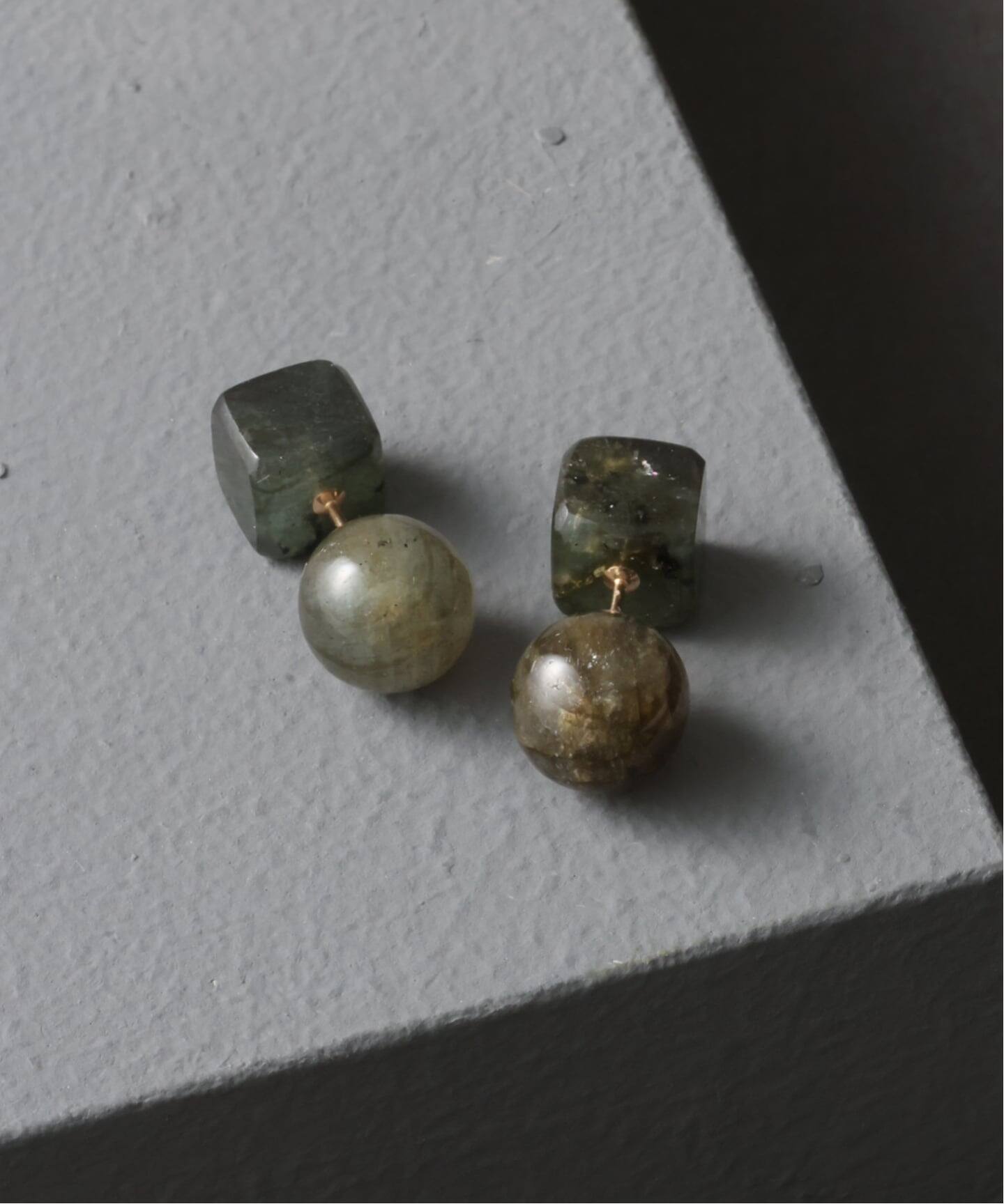 ラウンド*キューブカラーストーンピアス K10（両耳）（ピアス（両耳用