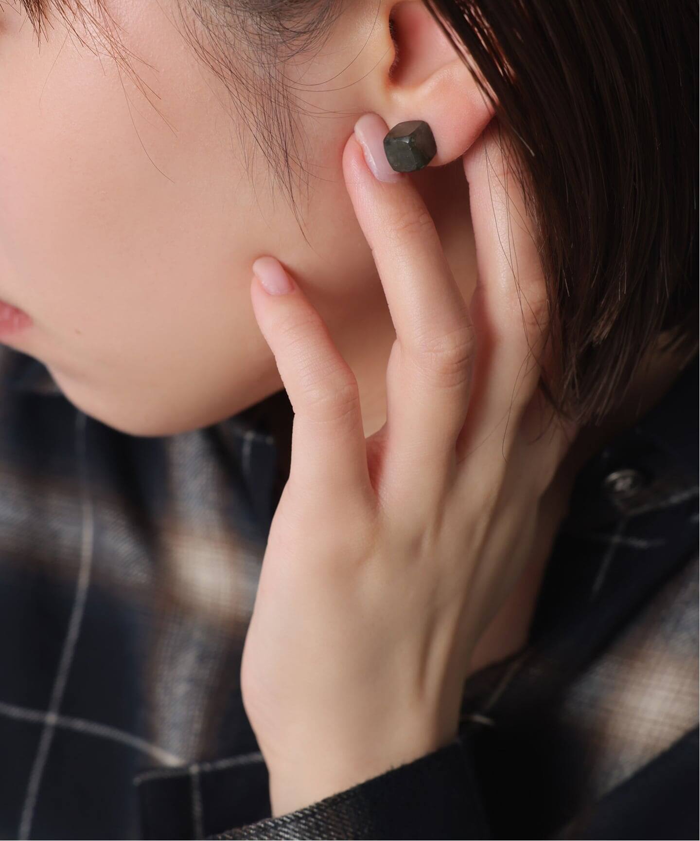 ラウンド*キューブバイカラーピアス K10（片耳）（ピアス（片耳用