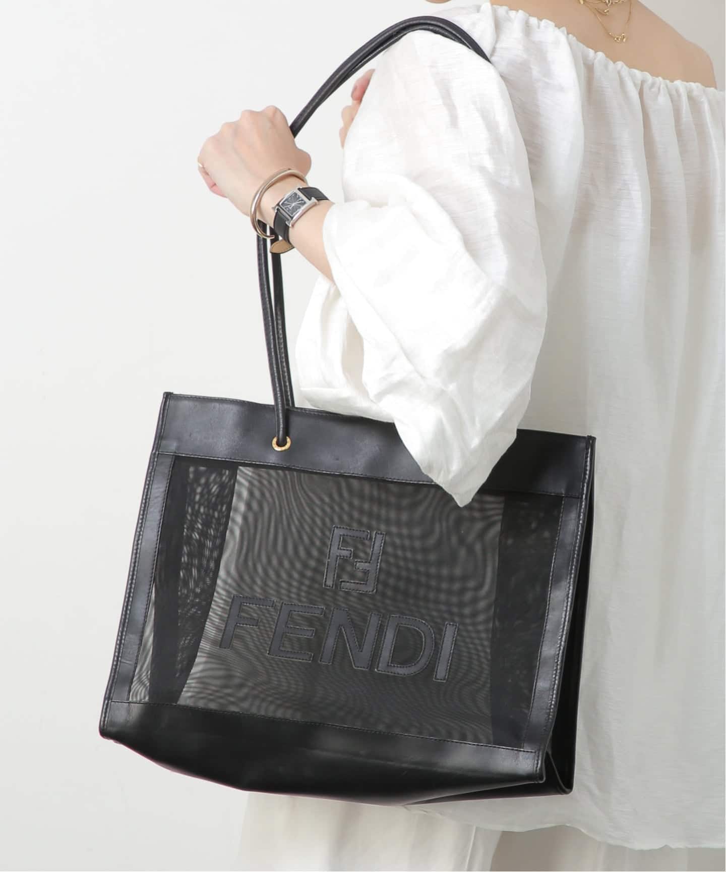 【FENDI 】正規品　ホワイト メッシュデザインバッグ FENDI/フェンディ】トートバッグ logo mesh（トートバッグ