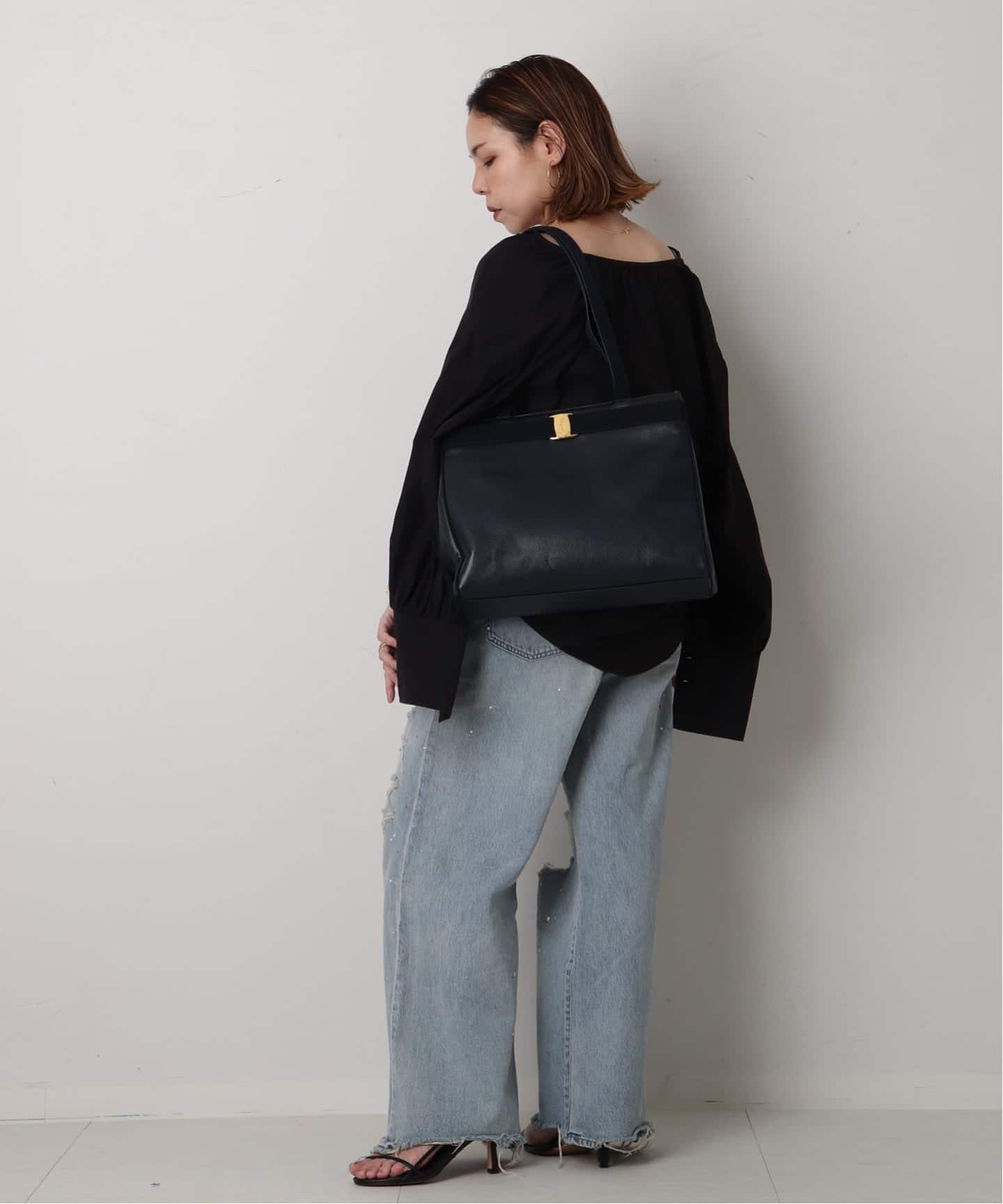 美品フェラガモ Salvatore Ferragamo バッグ スエードVara 楽天市場】フェラガモ スエード バッグの通販