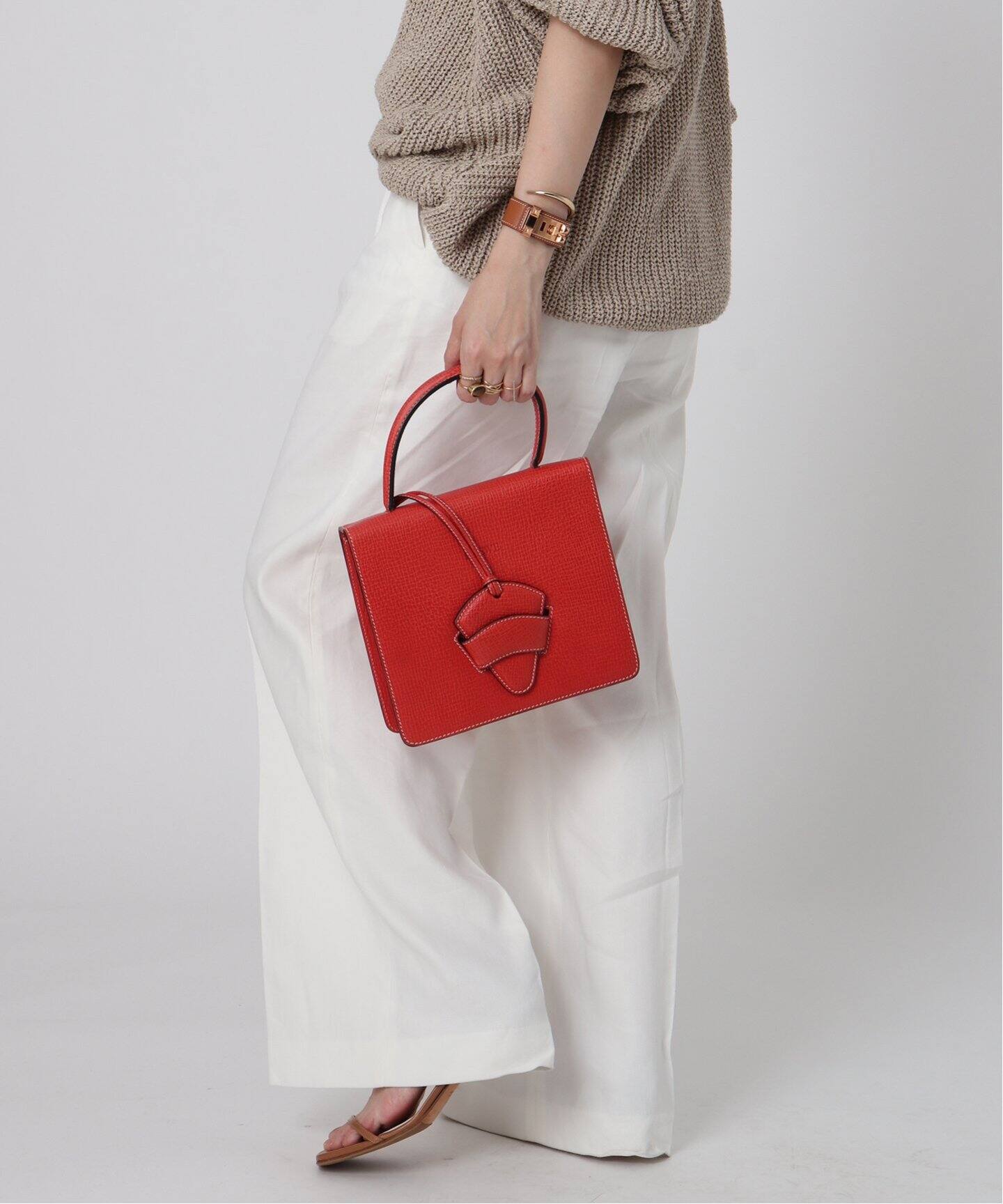 【美品】LOEWE(ロエベ)ハンドバッグ パテントレザー ヴィンテージ 赤 レア LOEWE ロエベ ロゴ型押し 丸型 ワインレッド レッド ショルダー