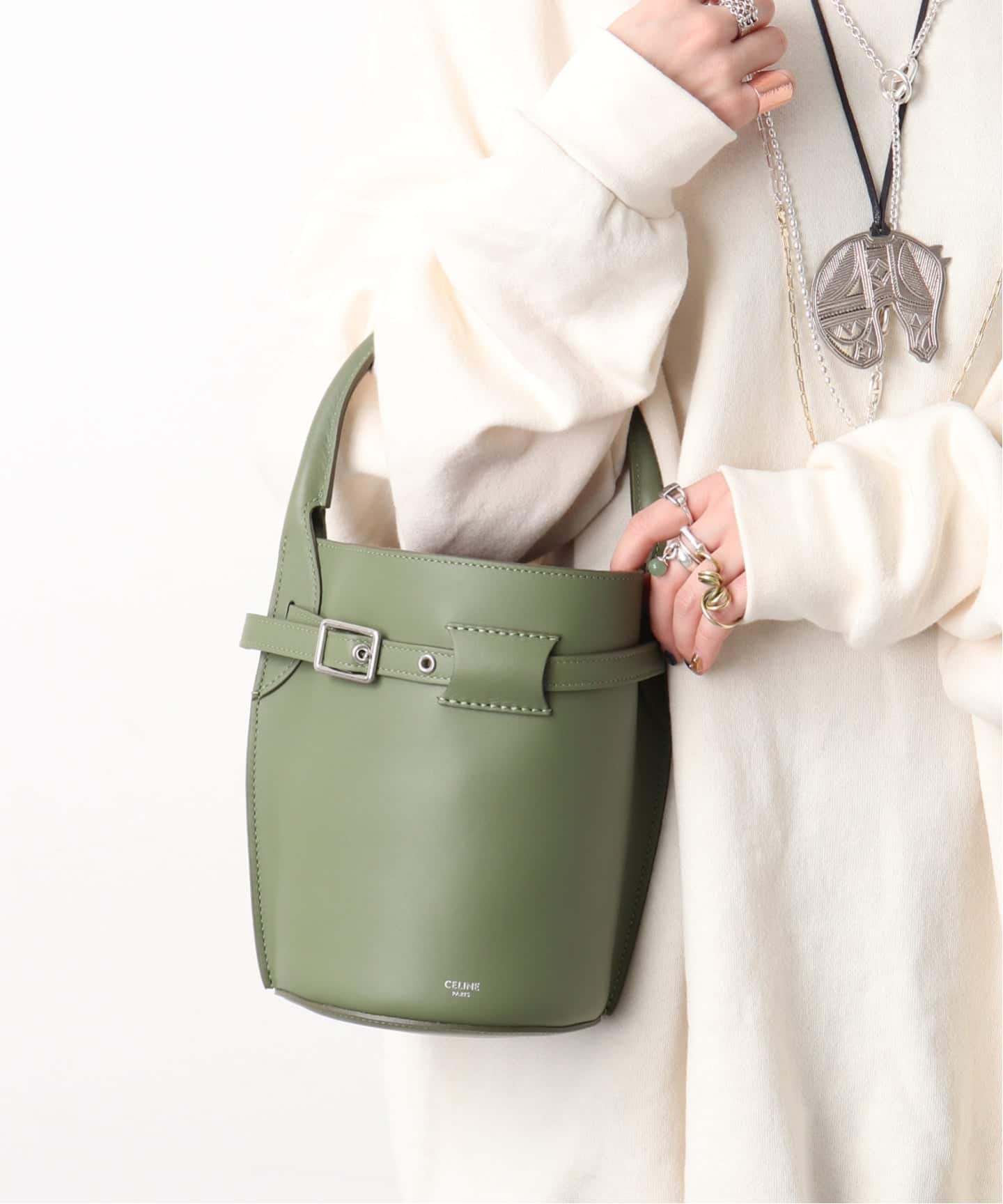 u　CÉLINE セリーヌ　グリーンレザーハンドバッグ　クラスプ u CÉLINE セリーヌ グリーンレザーハンドバッグ クラスプ CÉLINE