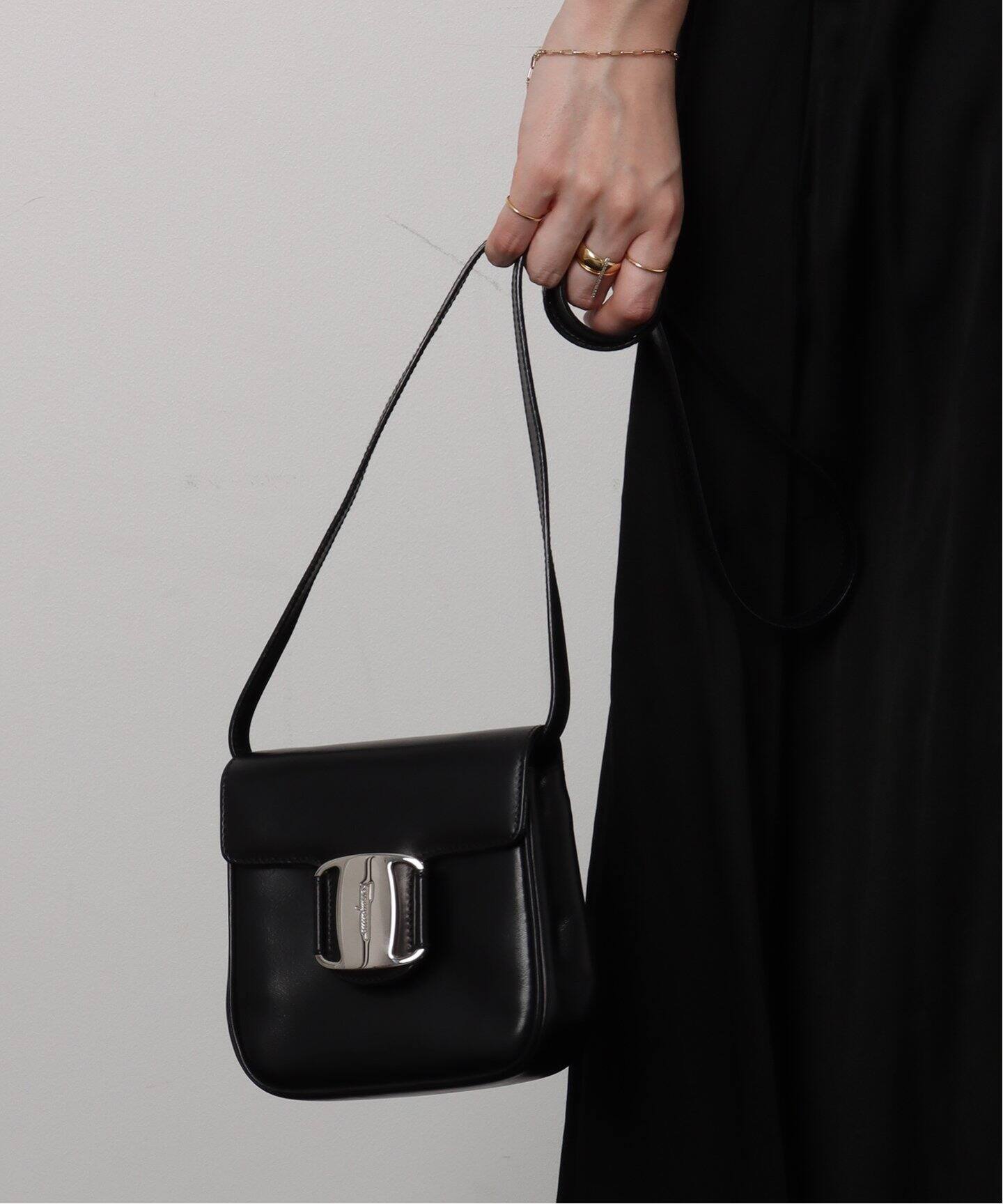 美品【フェラガモ】VARA ミニハンドバッグ ショルダーバッグ VINTAGE FERRAGAMO/フェラガモ】 Vara ミニショルダーバッグ