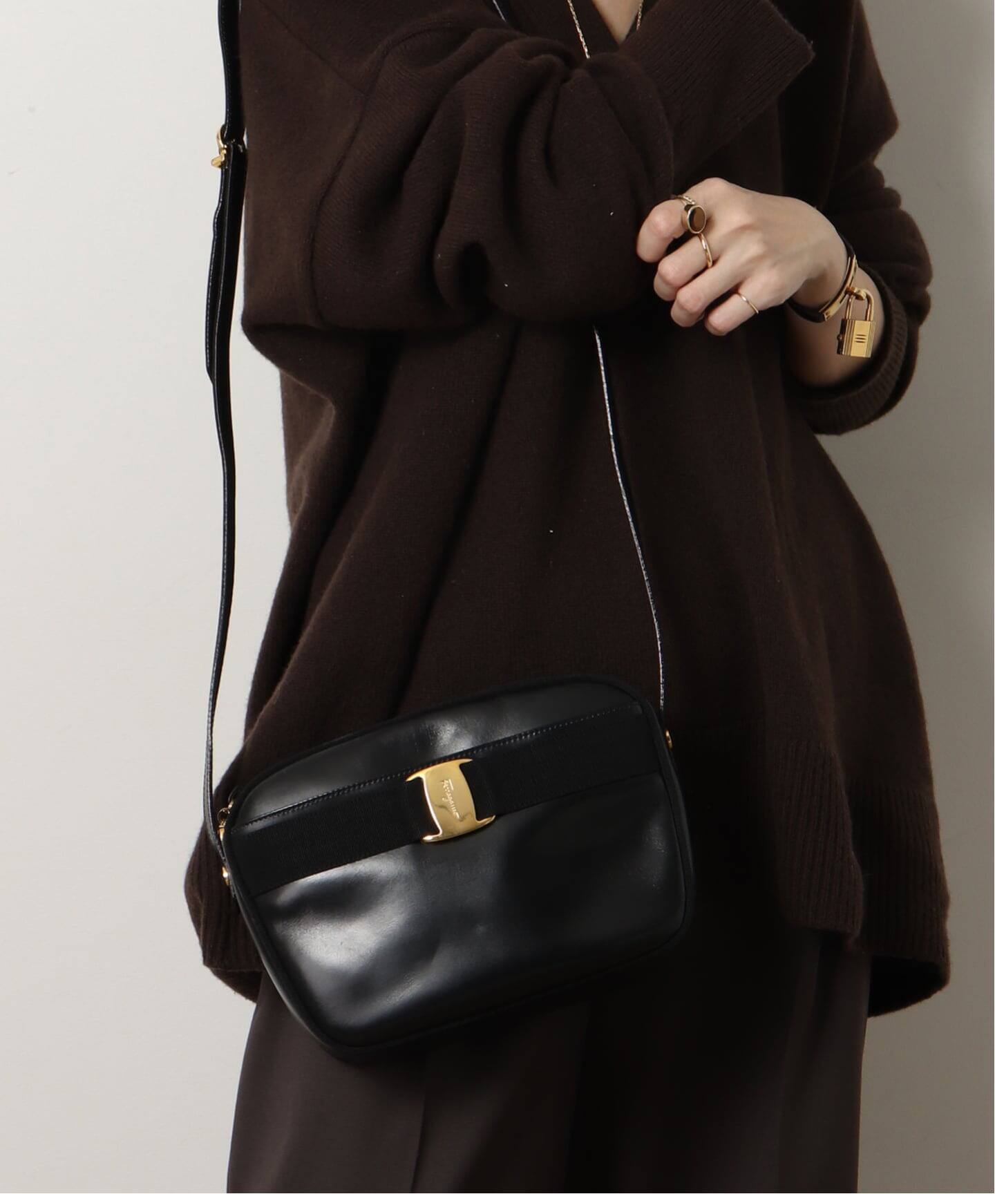 格安》Ferragamo(フェラガモ)ショルダーバッグ ヴァラ ブラック 