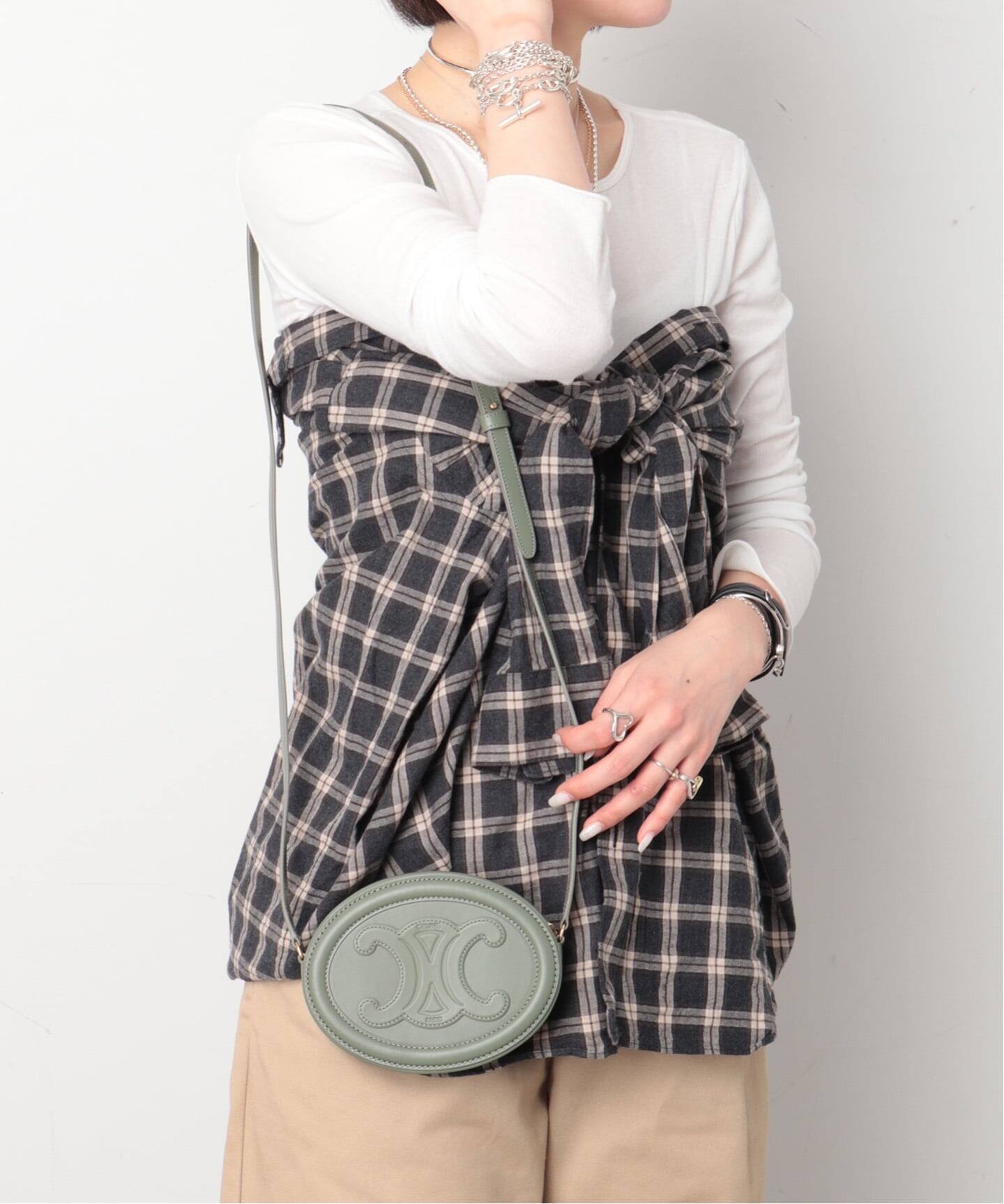 CELINE/セリーヌ】 Oval purse cuir triomphe shoulder（ショルダー