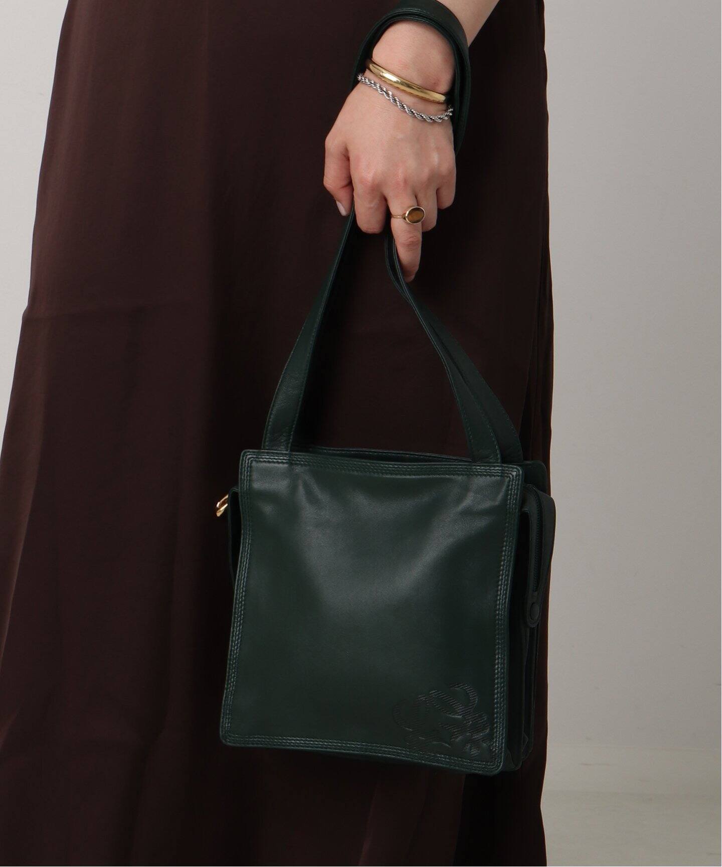 美品【LOEWE】ブラック サテン ロゴ ANAGRAM ハンドバック VINTAGE LOEWE/ロエベ】セミショルダーバッグ anagram