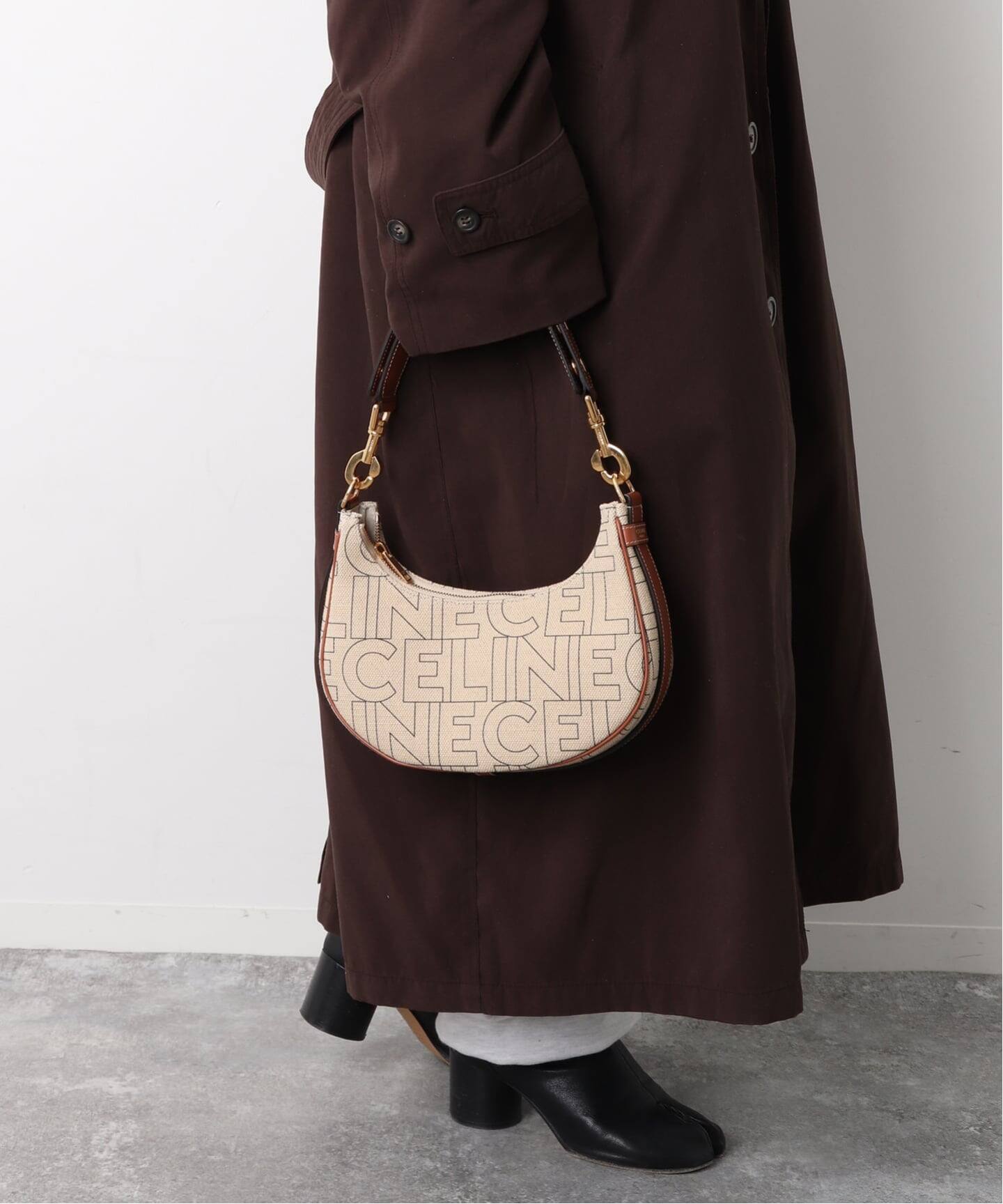 CELINE/セリーヌ】 Ava one shoulder medium logo（ショルダーバッグ