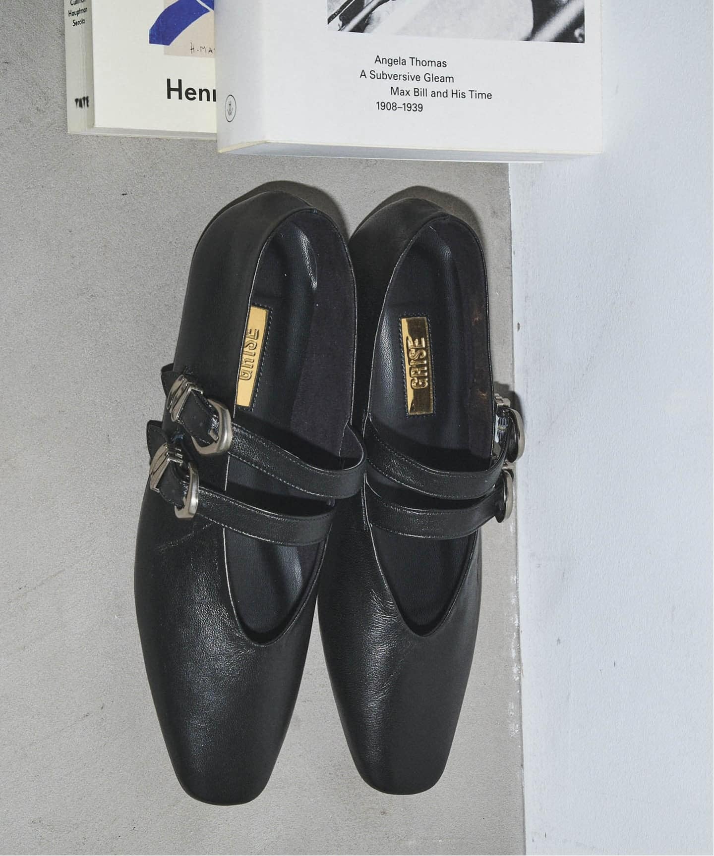 GRISEレザーWストラップメリージェーン（フラットシューズ）｜GRISE