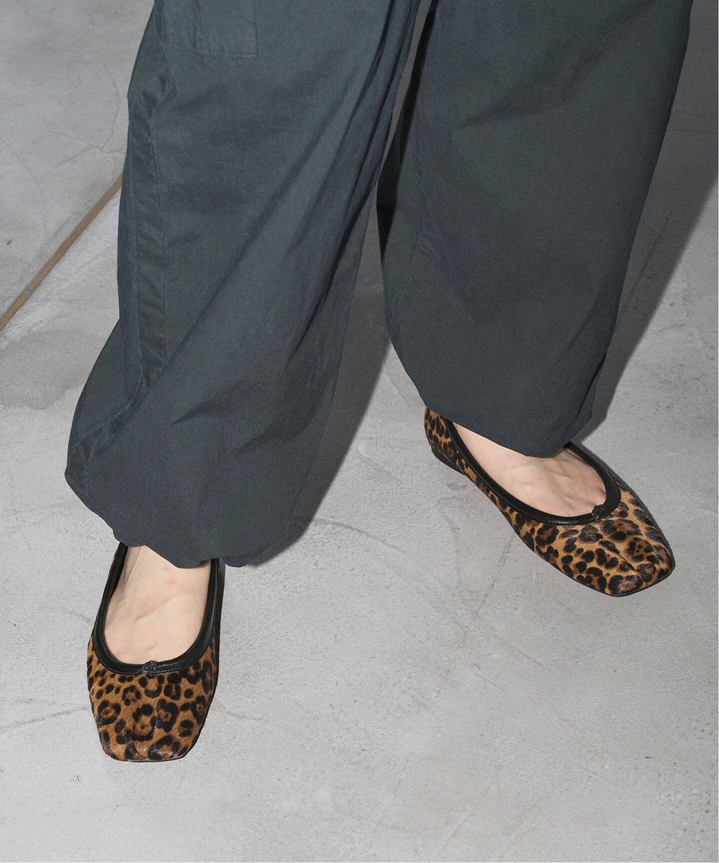 GRISE 24.0 黒 プリーツフラットシューズ GRISEレザースクエアプリーツフラット（フラットシューズ）｜LE