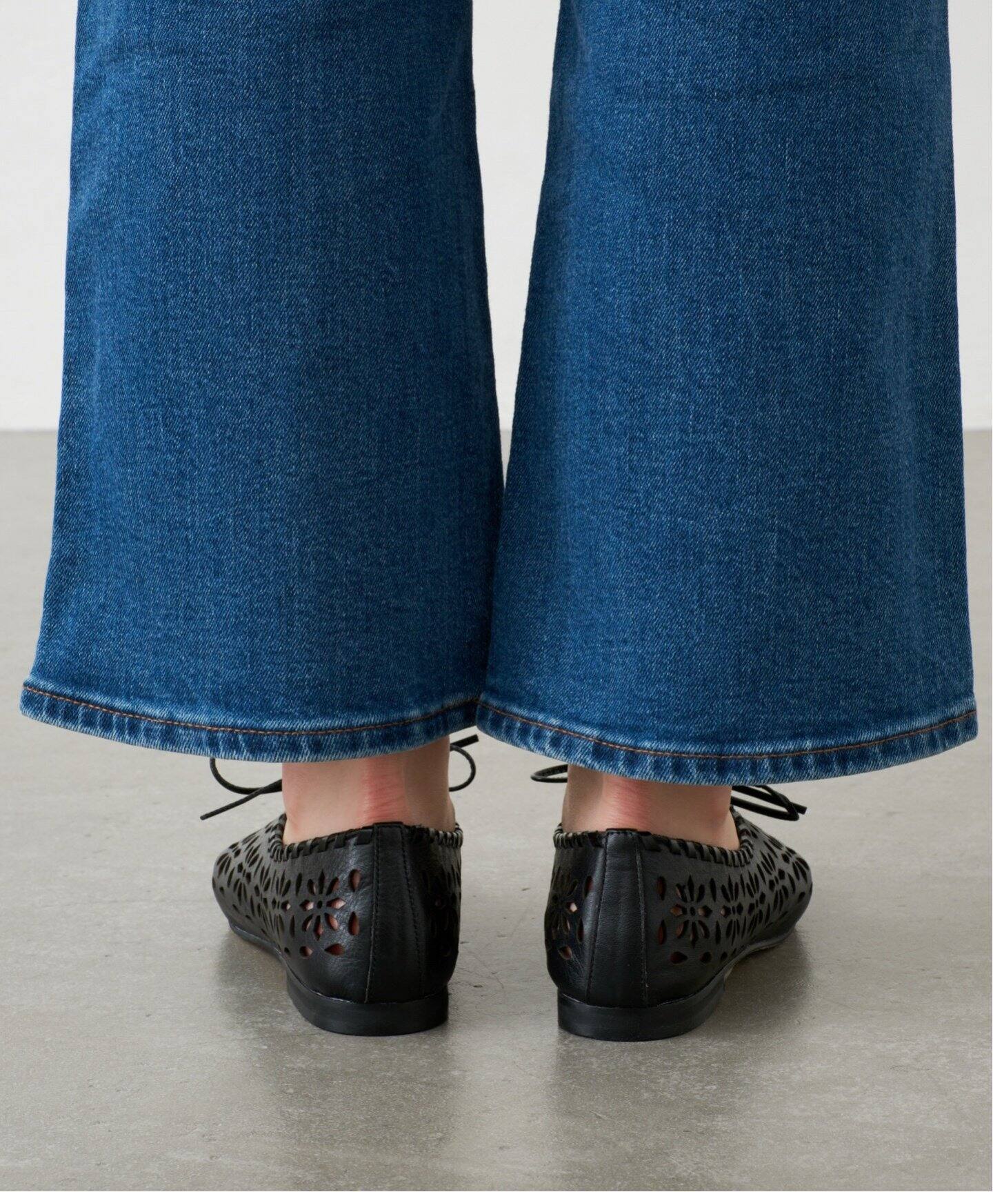 GRISEレザーARTISANフラワーカットフラット（フラットシューズ