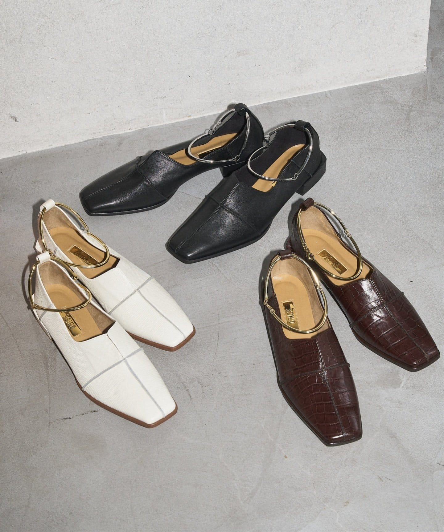 GRISE ブラック アンクルフラットシューズ 追加》GRISEレザースクエアクロスシームアンクルフラット