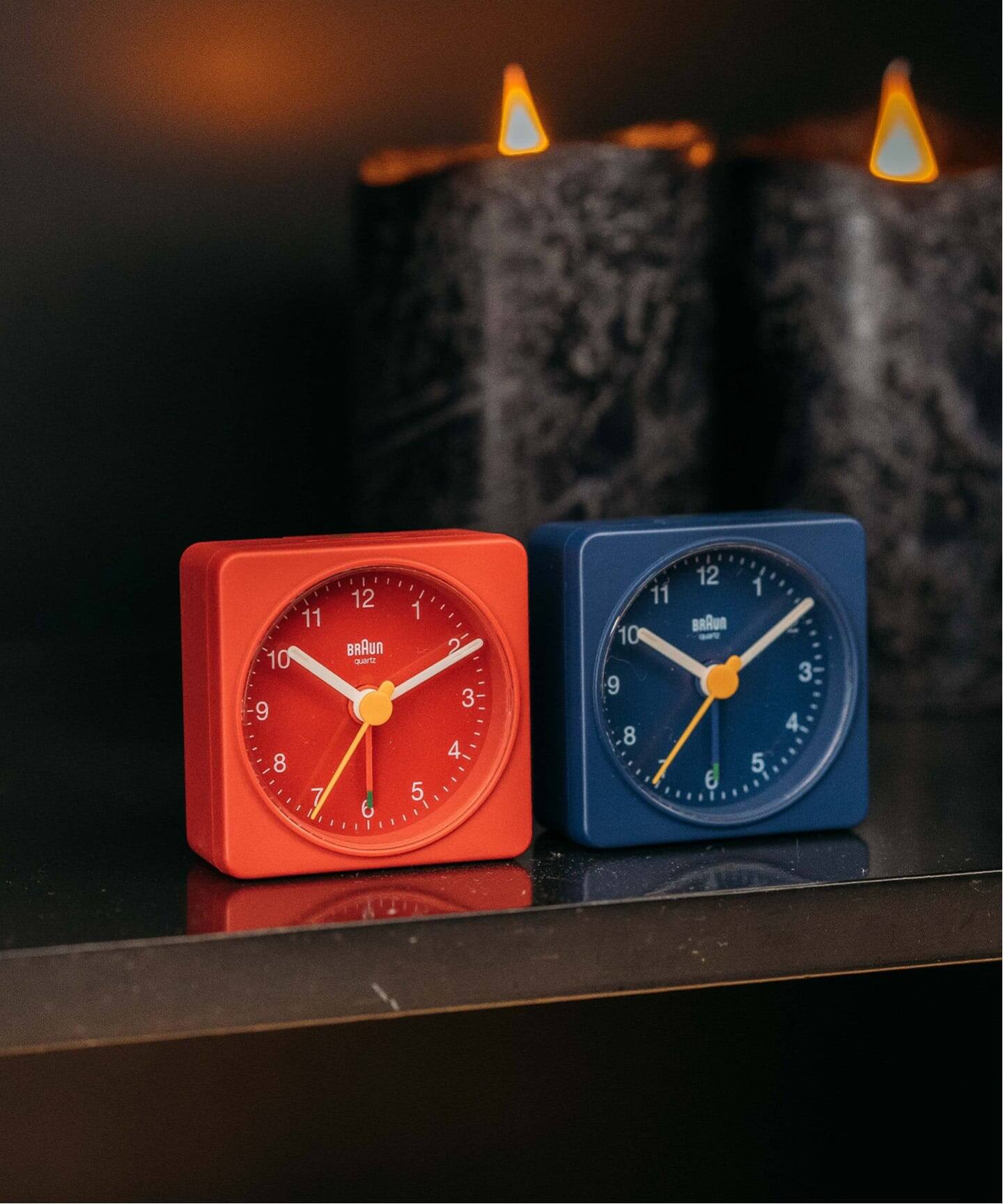 昭和レトロ　ミラー＆収納ボックス付き・クォーツ時計 赤系ブラックマーブル BRAUN ALARM CLOCK RED BC02R（置き時計・掛け時計）｜HIROB（ヒロブ