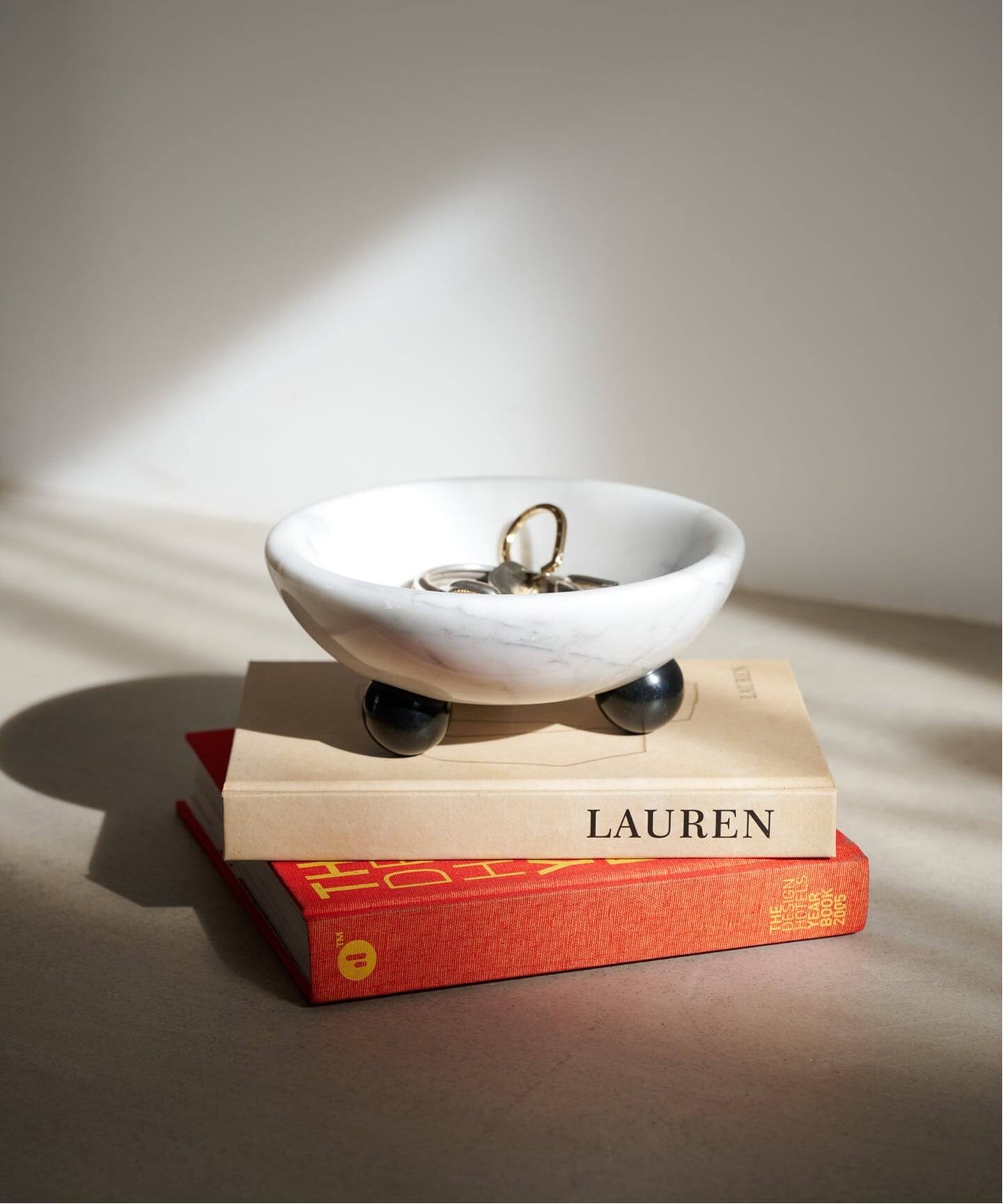 A&B の「Alvada Decorative Marble トレー MARBLE BOWL WITH STAND トレイ（収納グッズ）｜JOURNAL STANDARD