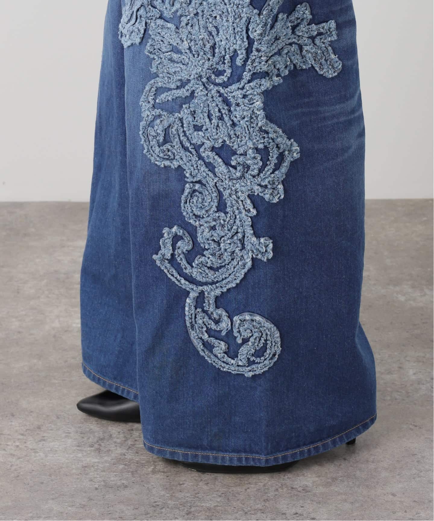 TAAKK SCULPTURAL EMBROIDERY DENIM PANTS TA26SS-PT331：デニムパンツ
