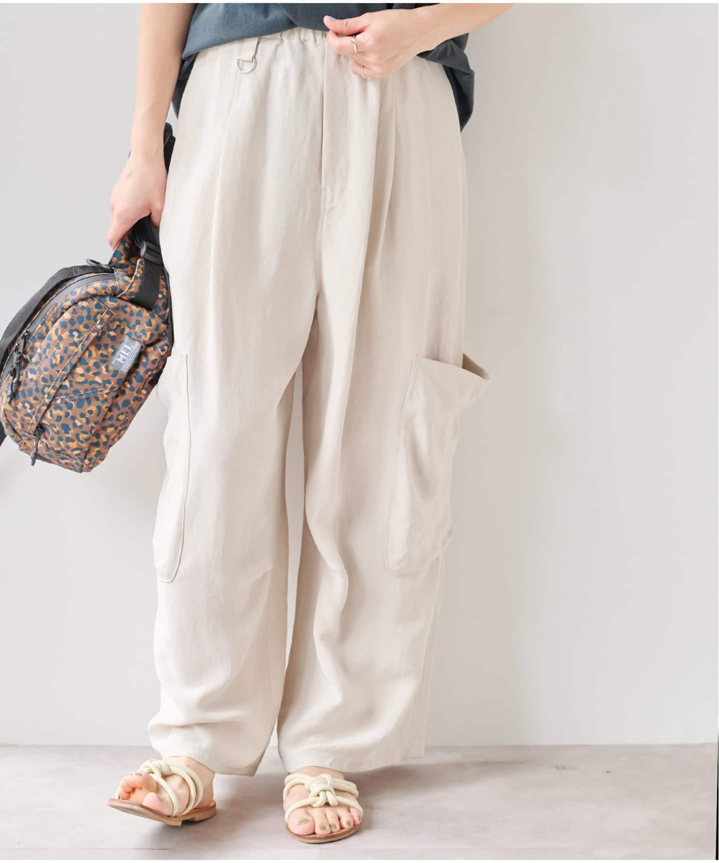 ETRE TOKYOベージュカーゴパンツ ゴム 入り裾S ETRE TOKYO バックサテンリラクシーカーゴパンツ（スラックス）｜BOICE