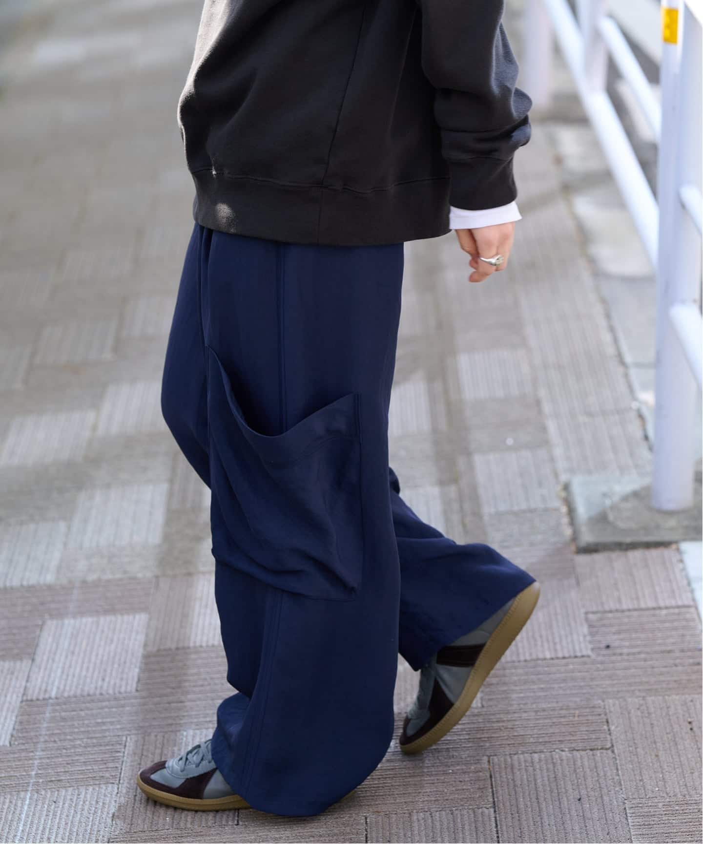 ETRE TOKYO バックサテンリラクシーカーゴパンツ(スラックス ETRE TOKYO バックサテンリラクシーカーゴパンツ(スラックス