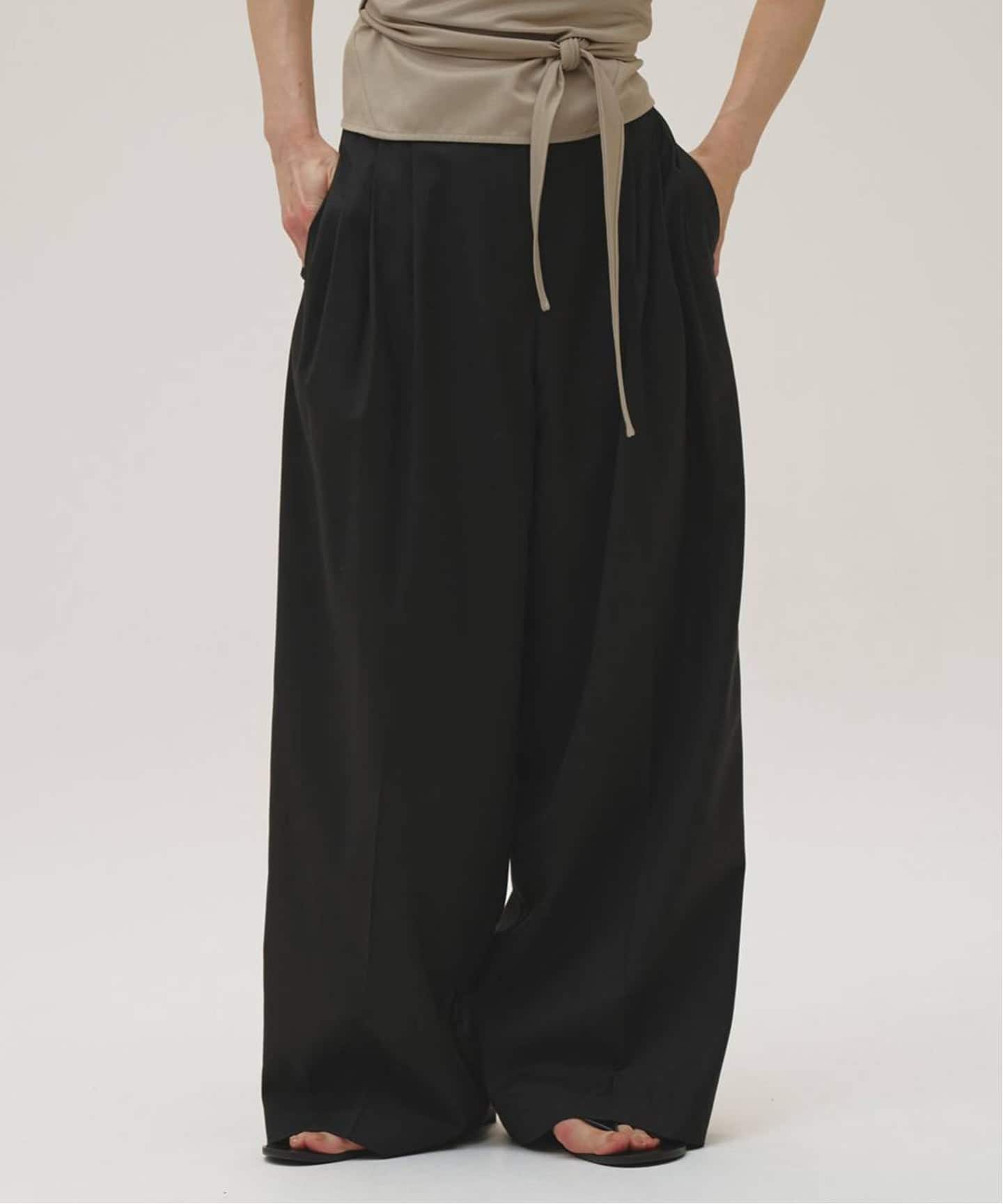 TODAYFUL Lightweight Tuck Trousers（スラックス）｜BOICE FROM