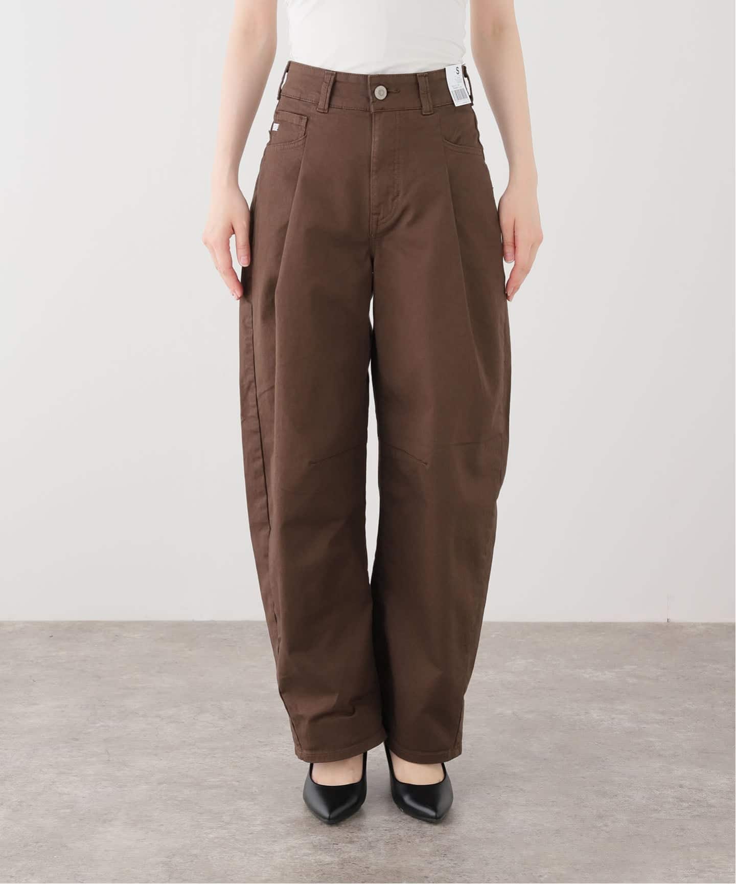 SOMETHING / サムシング HANA TUCK CURVE TAPERED（チノパンツ）｜UBY