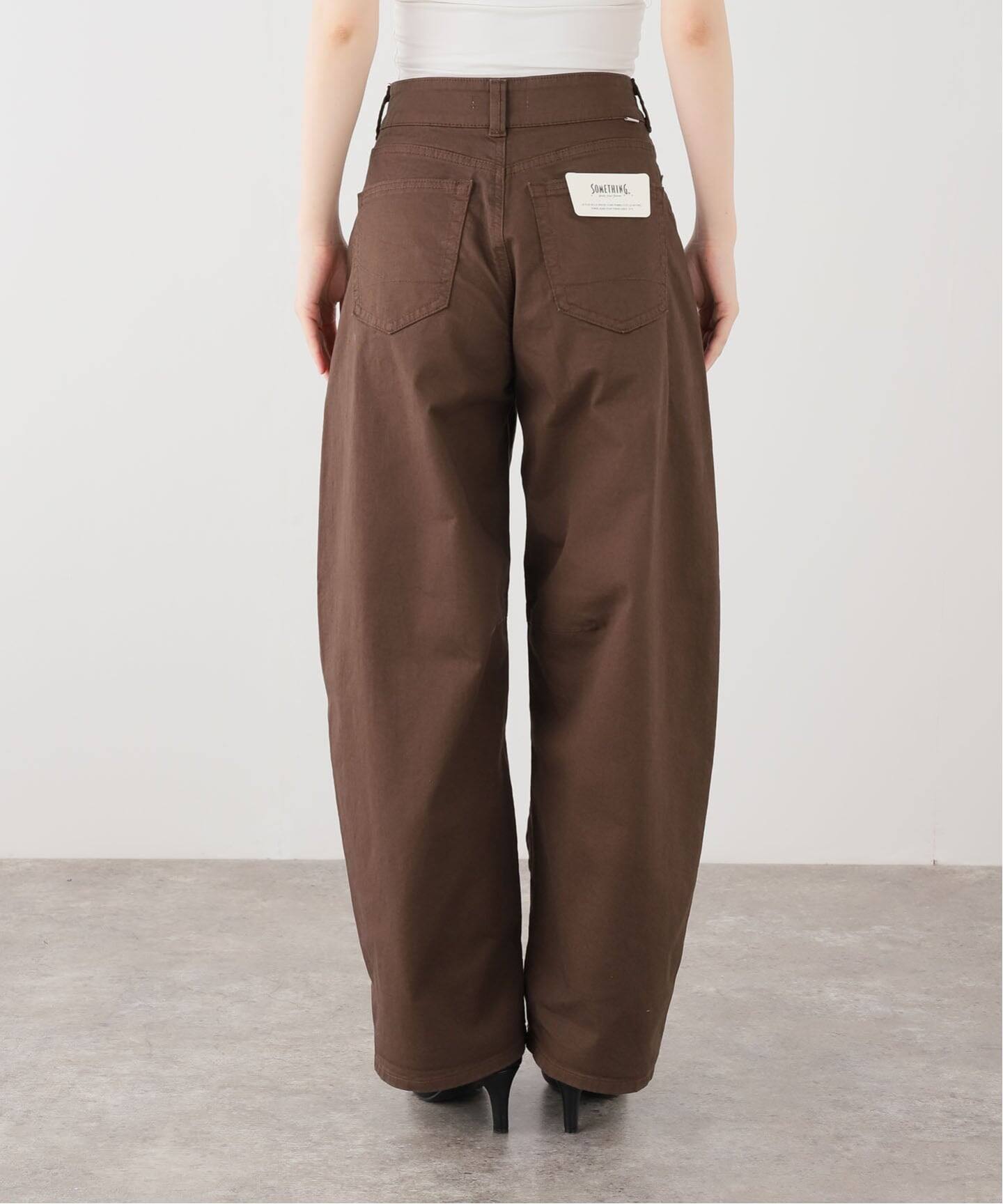 SOMETHING / サムシング HANA TUCK CURVE TAPERED（チノパンツ）｜UBY