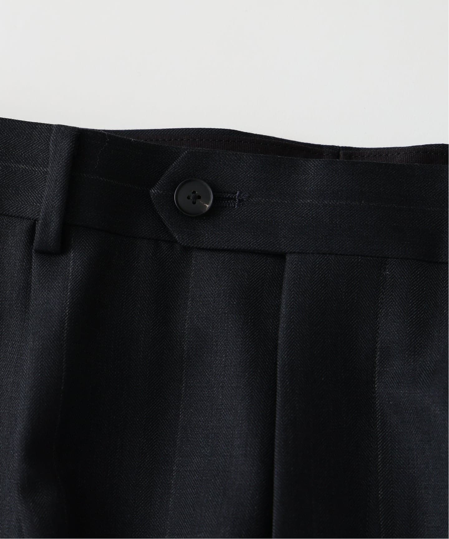 AURALEE (オーラリー) BLUEFACED WOOL TWO-TUCK SLACKS（スラックス