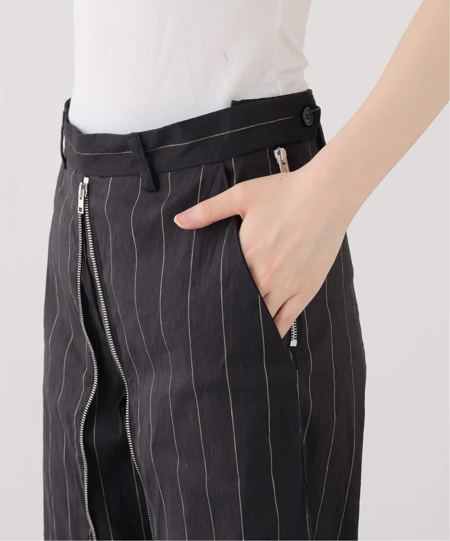 【新品】MHL レディーストラウザー 墨黒 R13/アールサーティーン】 FRONT ZIP トラウザー（その他パンツ